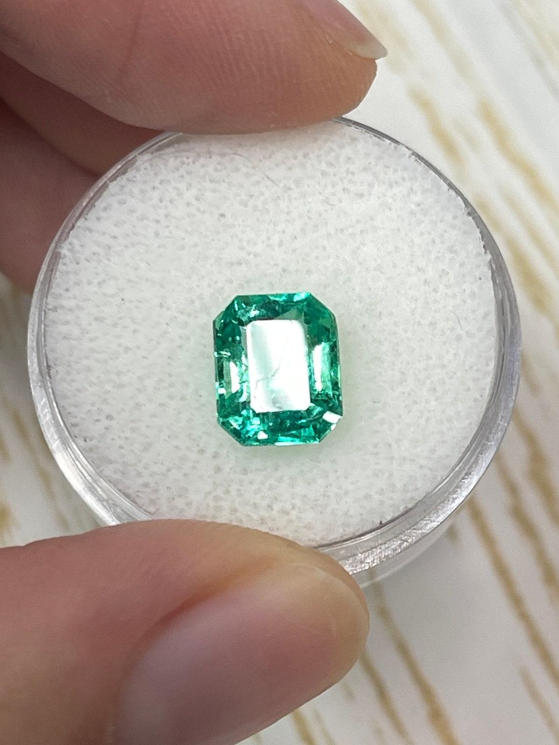 Taille émeraude Crystalline vert jauneâtre taille émeraude de 2,26 carats émeraude de Colombie - mai en vente