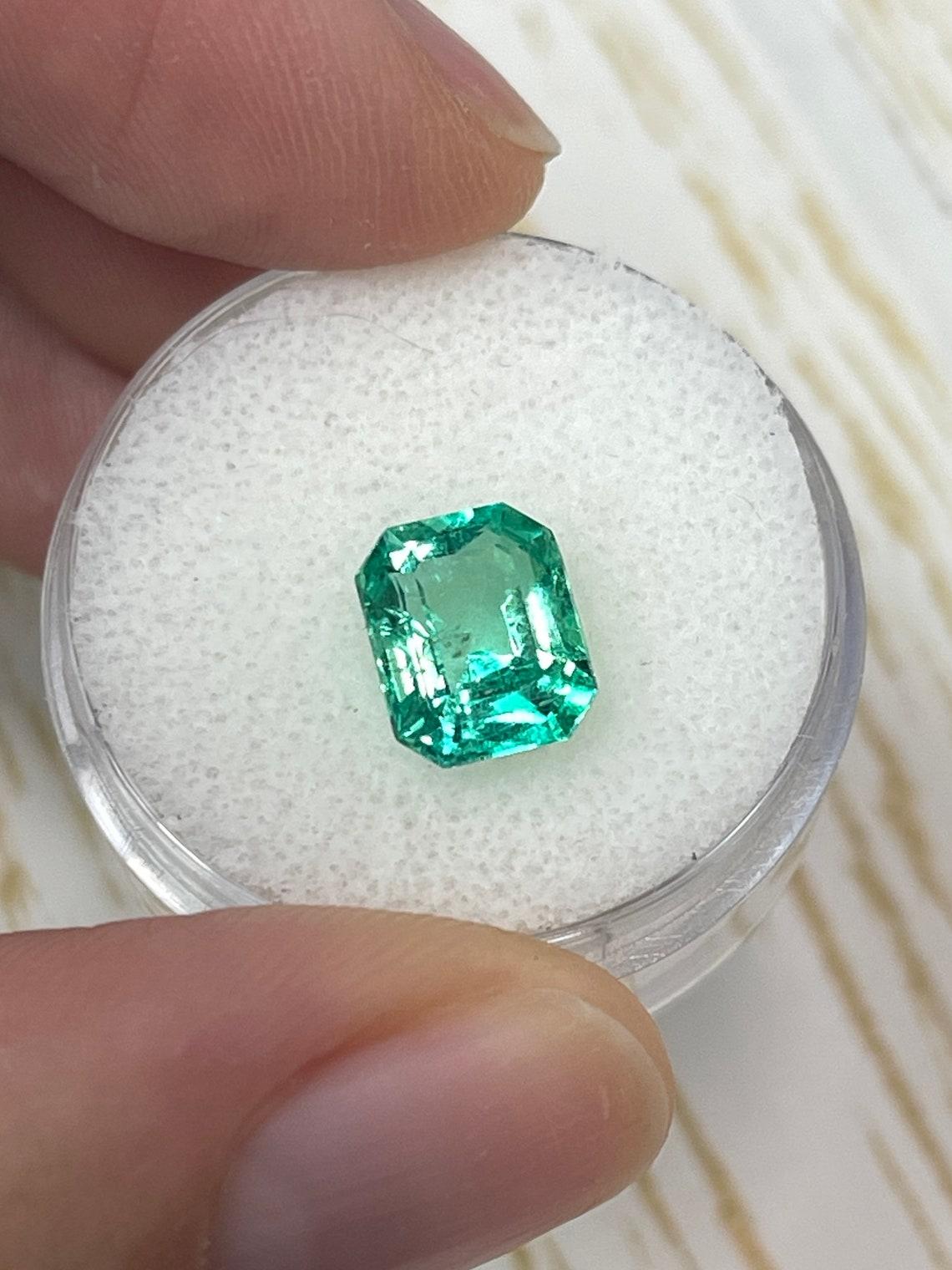 Crystalline vert jauneâtre taille émeraude de 2,26 carats émeraude de Colombie - mai Neuf - En vente à Jupiter, FL