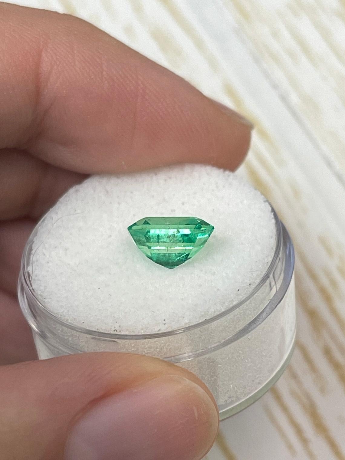 Crystalline vert jauneâtre taille émeraude de 2,26 carats émeraude de Colombie - mai Pour femmes en vente