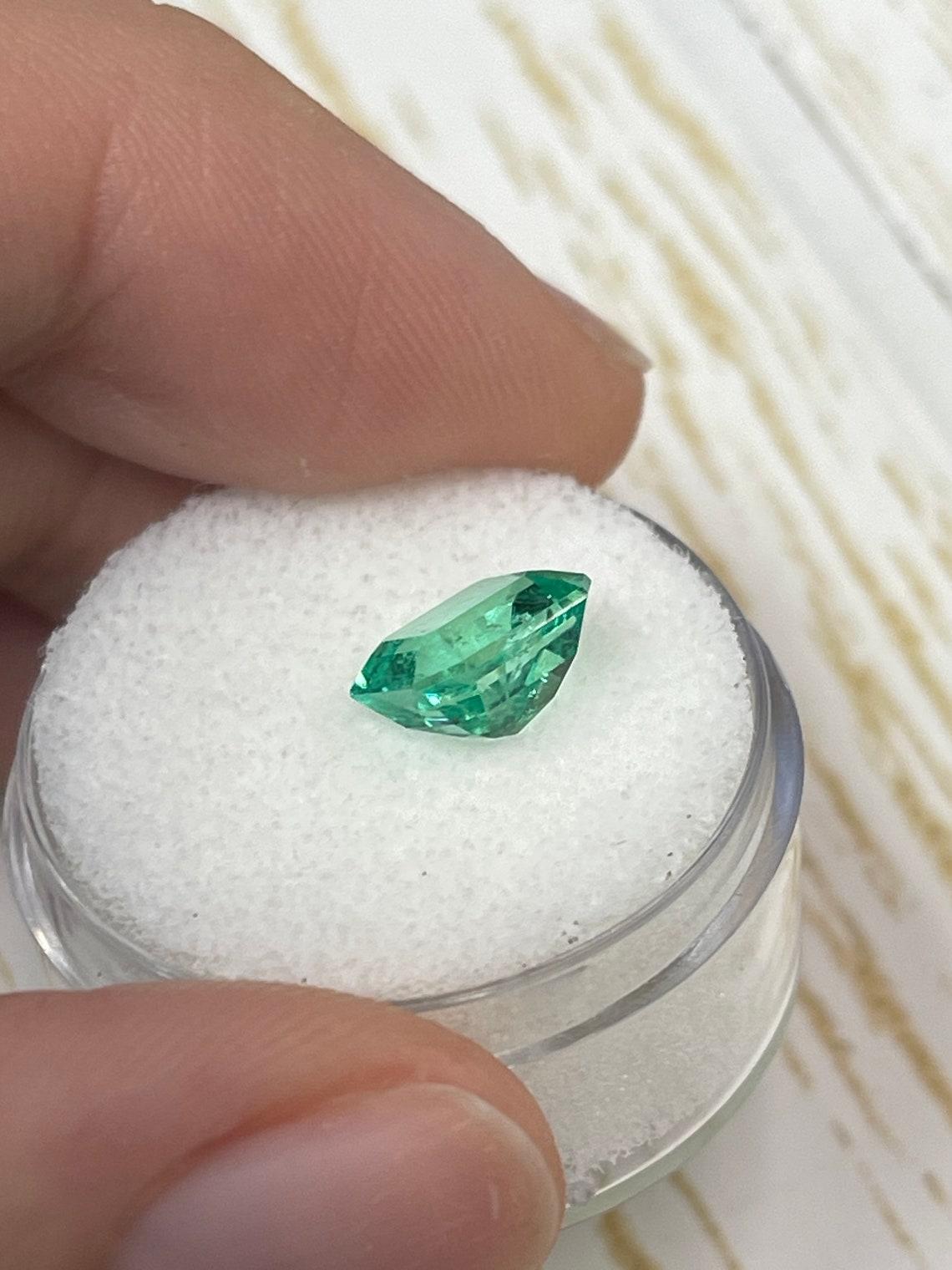 Crystalline vert jauneâtre taille émeraude de 2,26 carats émeraude de Colombie - mai en vente 1