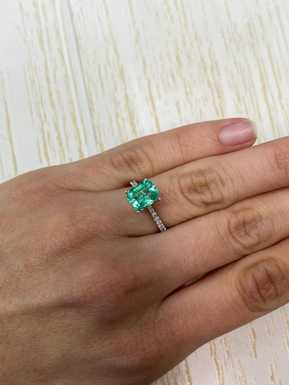 Crystalline vert jauneâtre taille émeraude de 2,26 carats émeraude de Colombie - mai en vente 2