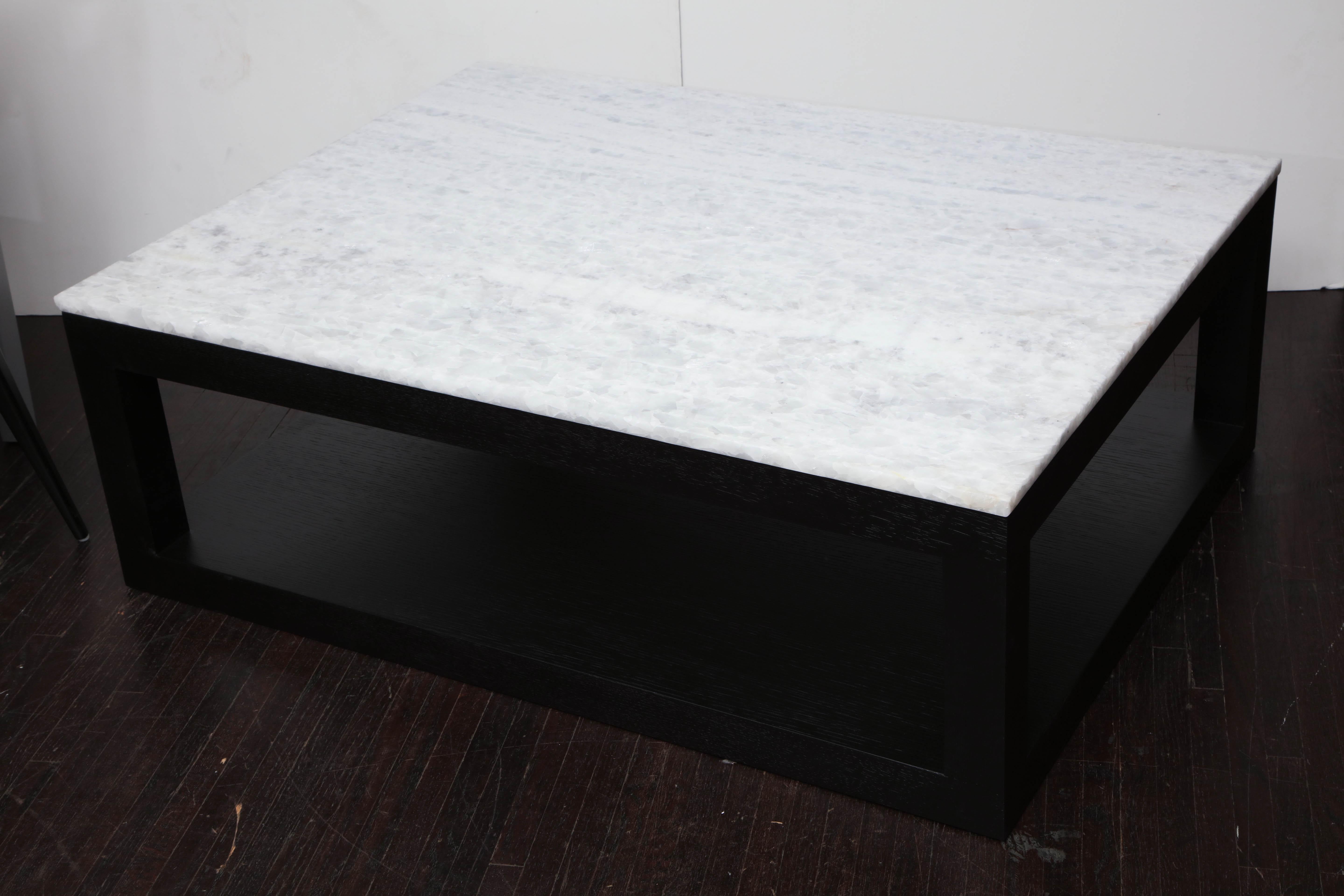 Américain Table basse en quartz cristallisé avec base en bois ébénisé en vente