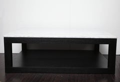 Mesa de centro de cuarzo cristalizado con base de madera ebonizada