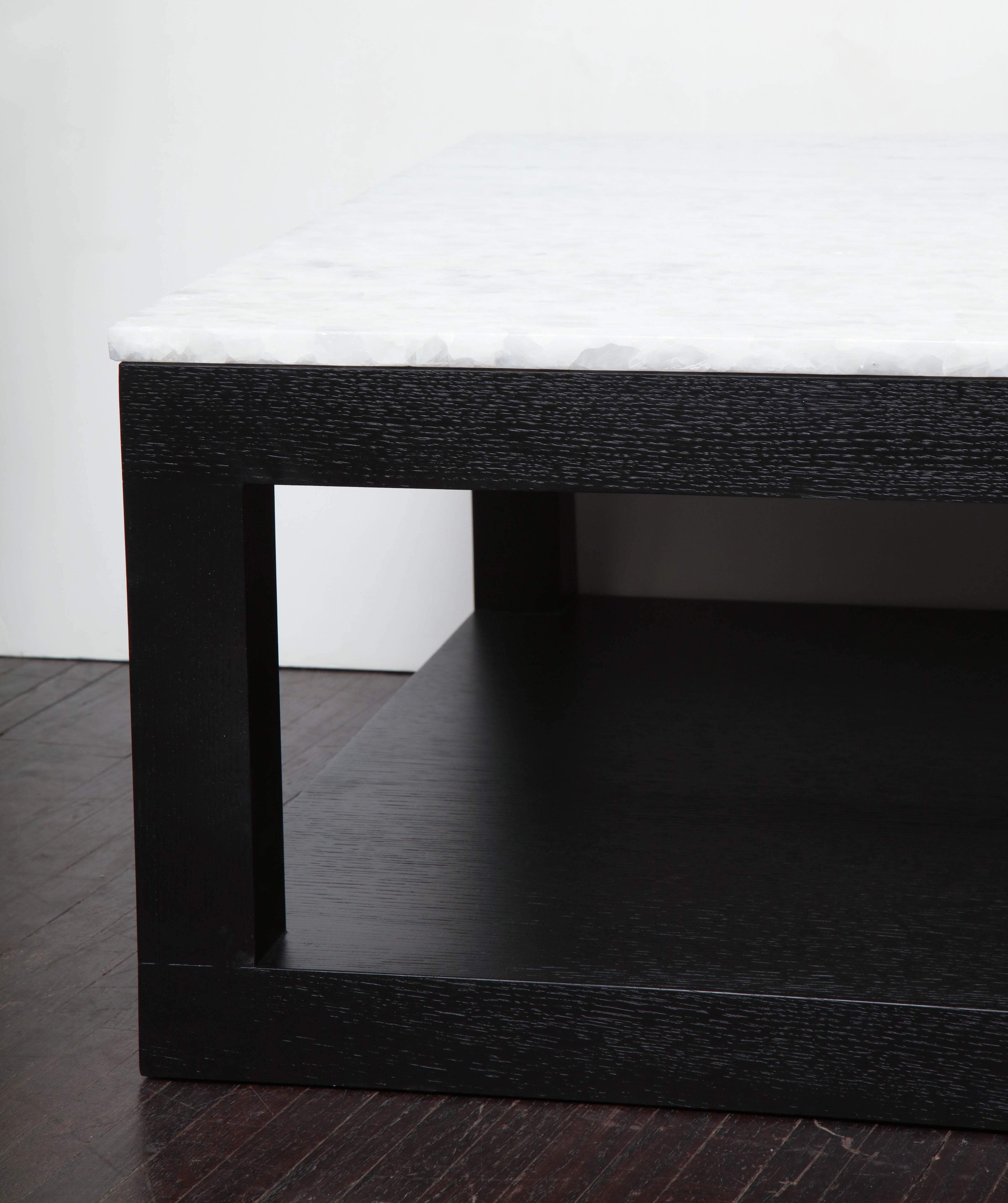 Moderne Table basse en quartz cristallisé avec base en bois ébénisé en vente