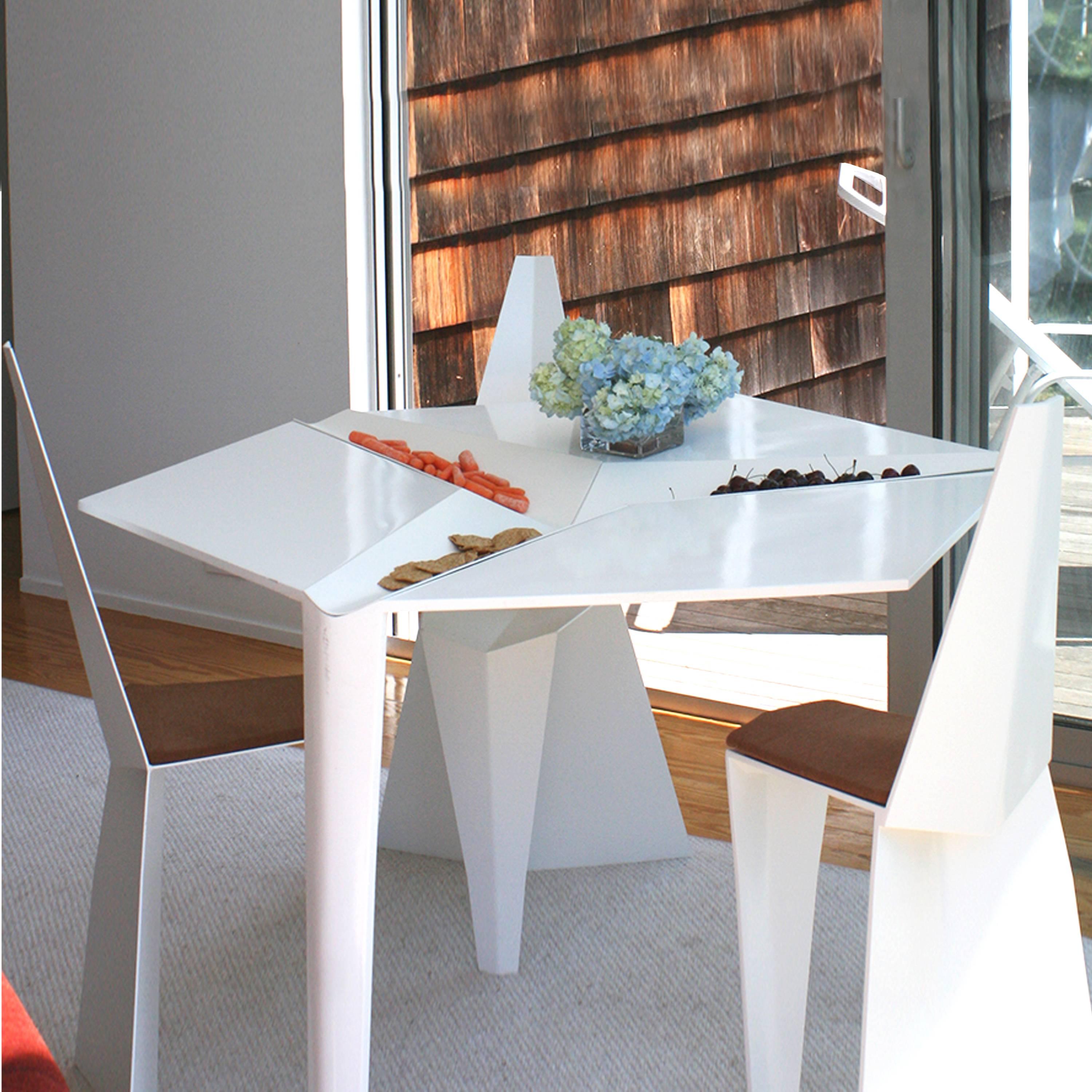 Table de salle à manger à trois pieds en métal recyclé cristallisé, plateaux de service amovibles en vente 1