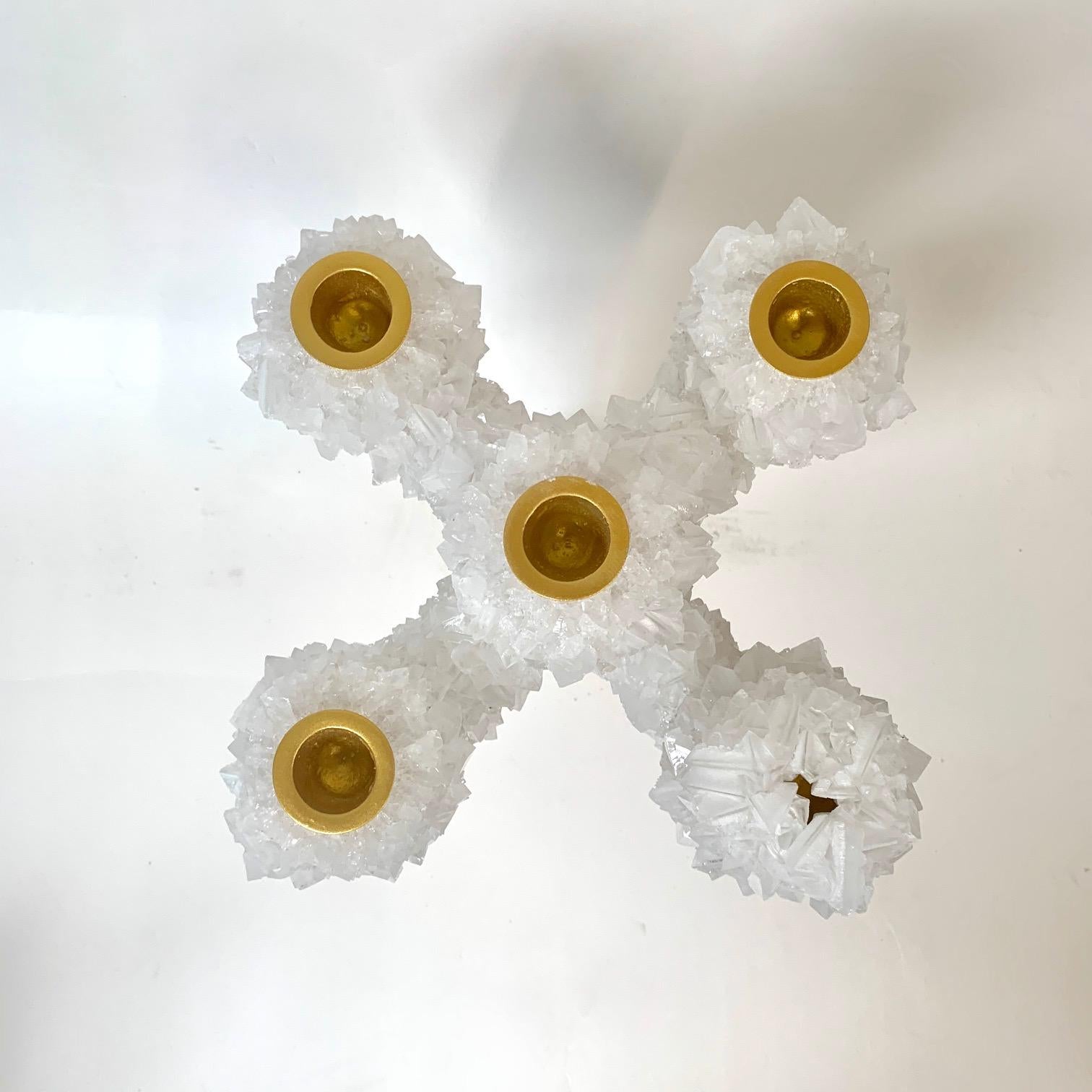Mit Kristallen bewachsener Kandelaber von Mark Sturkenboom
Handgeformtes, einzigartiges Design-Kunstwerk von Mark Sturkenboom
Abmessungen: 34 x 25 x 25 cm
MATERIAL: Kerzenhalter aus Aluminium, natürlich gewachsenes Kristall
Detail: Kristall kann