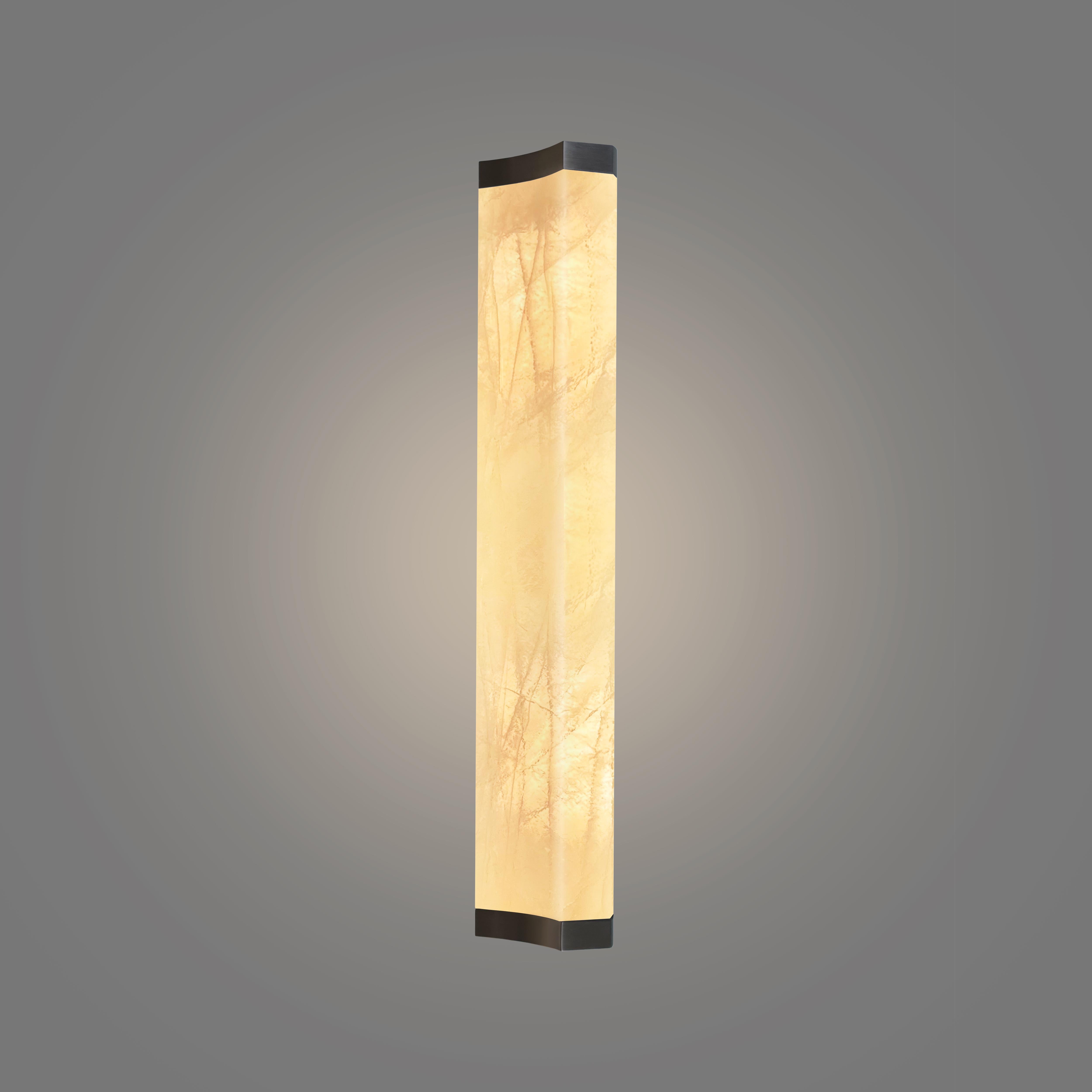 Apliques de cristal de roca de forma elegante finamente tallados con acabado de latón pulido.

Creado por Phoenix.

Cuatro enchufes E12 instalados.

Tamaño y acabado metálico personalizados bajo pedido.

se recomienda jbox de 2 