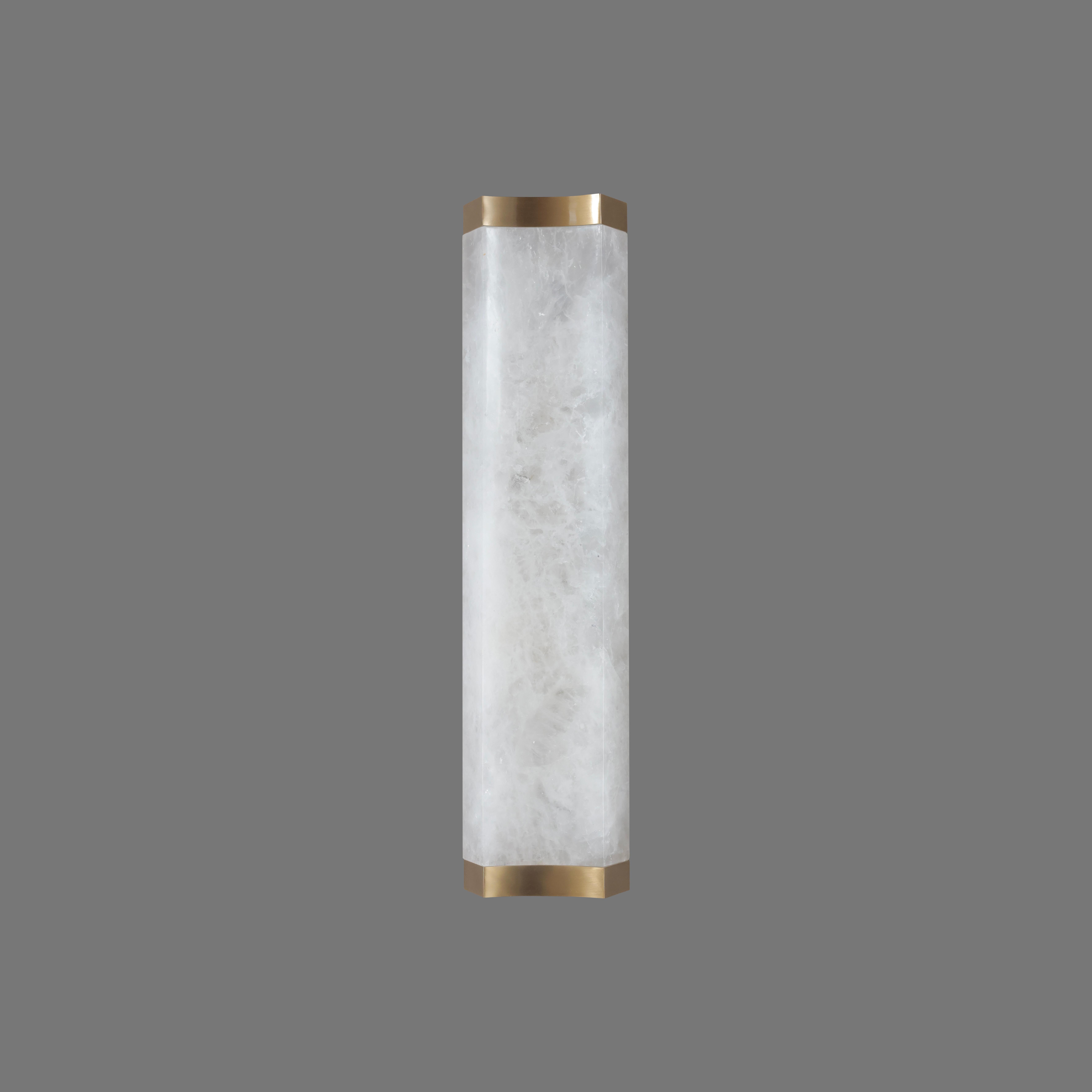 Lámpara de cristal de roca de forma elegante y finamente tallada, con acabado en latón satinado.

Creado por Phoenix.

Cuatro enchufes E12 instalados.

Tamaño y acabado metálico personalizados bajo pedido.

se recomienda jbox de 2 