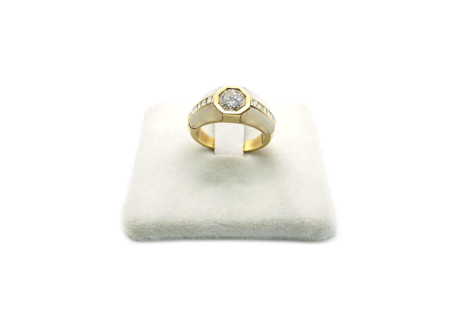 This fine solitaire ring is made in 18 kt yellow gold ( gr 6.00 ).
The central diamond has an hexagonal setting and weighs Ct 1.05.
The ring is embellished with mother-of-pearl inserts and with two rows of carre cut diamonds weighing Ct 0.38.
Art