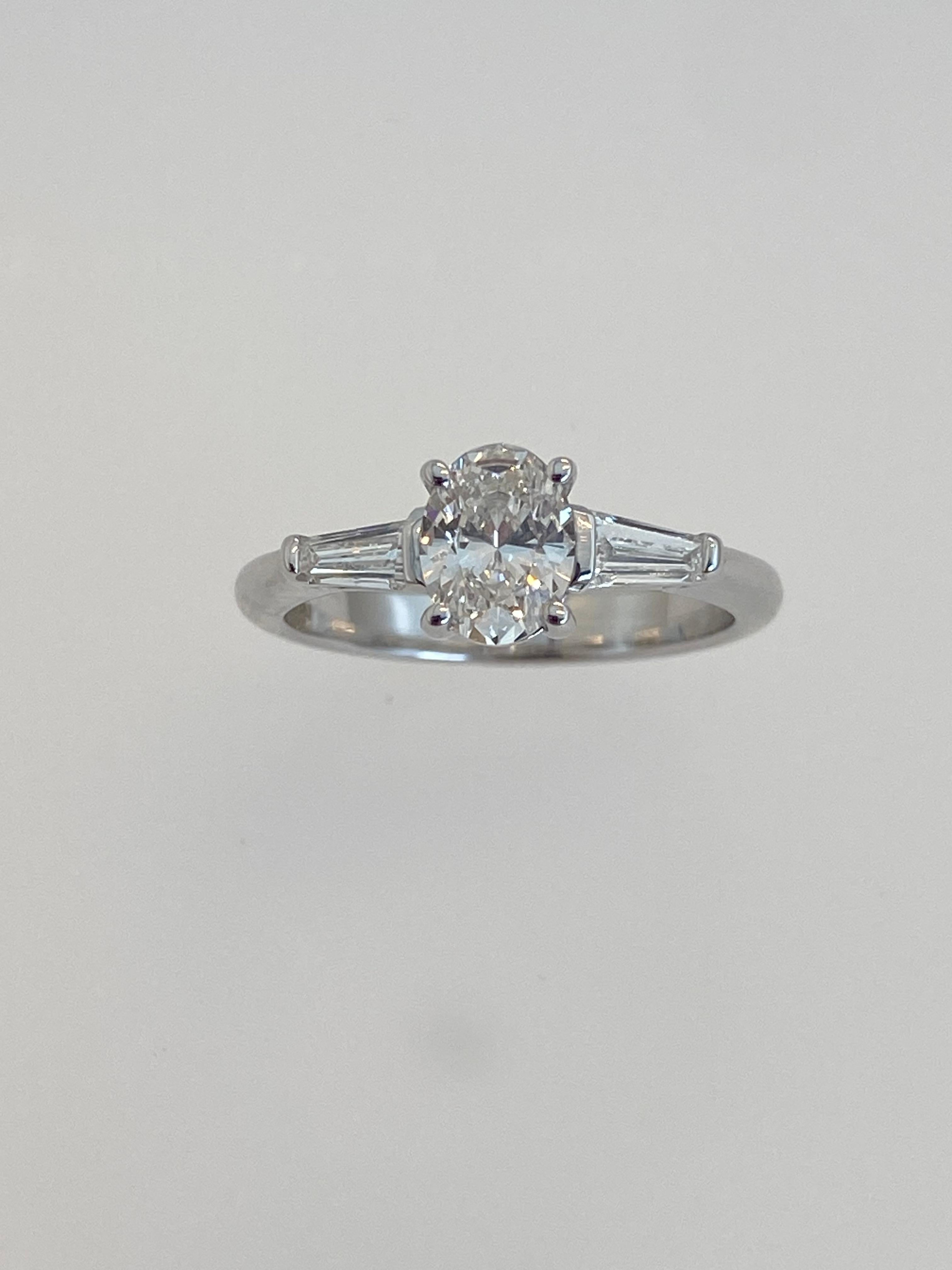 Solitaire ring ct 0.79 oval cut with two side diamonds ct 0.30 
18 kt white gold , gr 3.95 
Misura 14, possibilità su richiesta di messa a misura

The engagement ring has a meaning that sets it apart and differentiates it from other designs. 
In