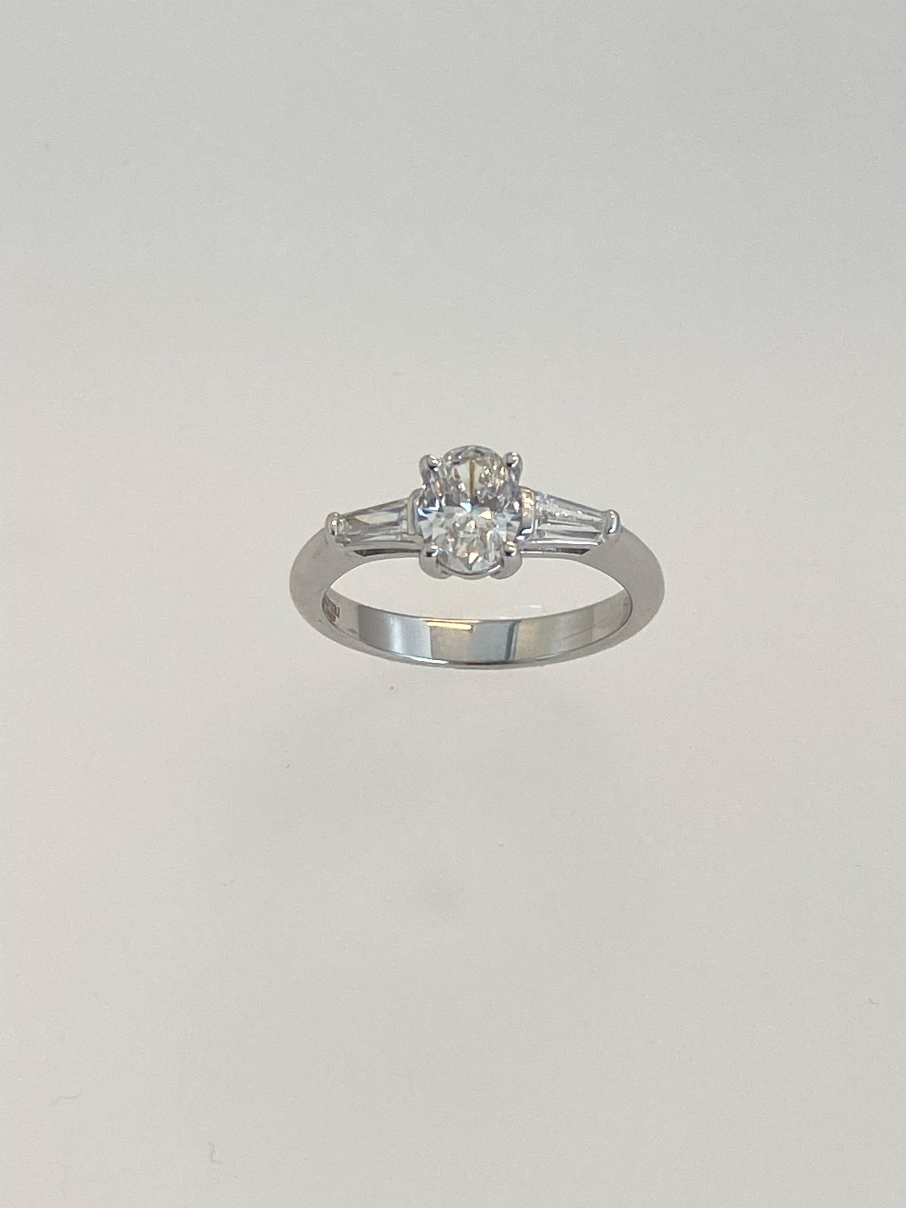 Contemporary Ct 1.09 Engagement ring, oval cut in 18 kt white gold For Sale