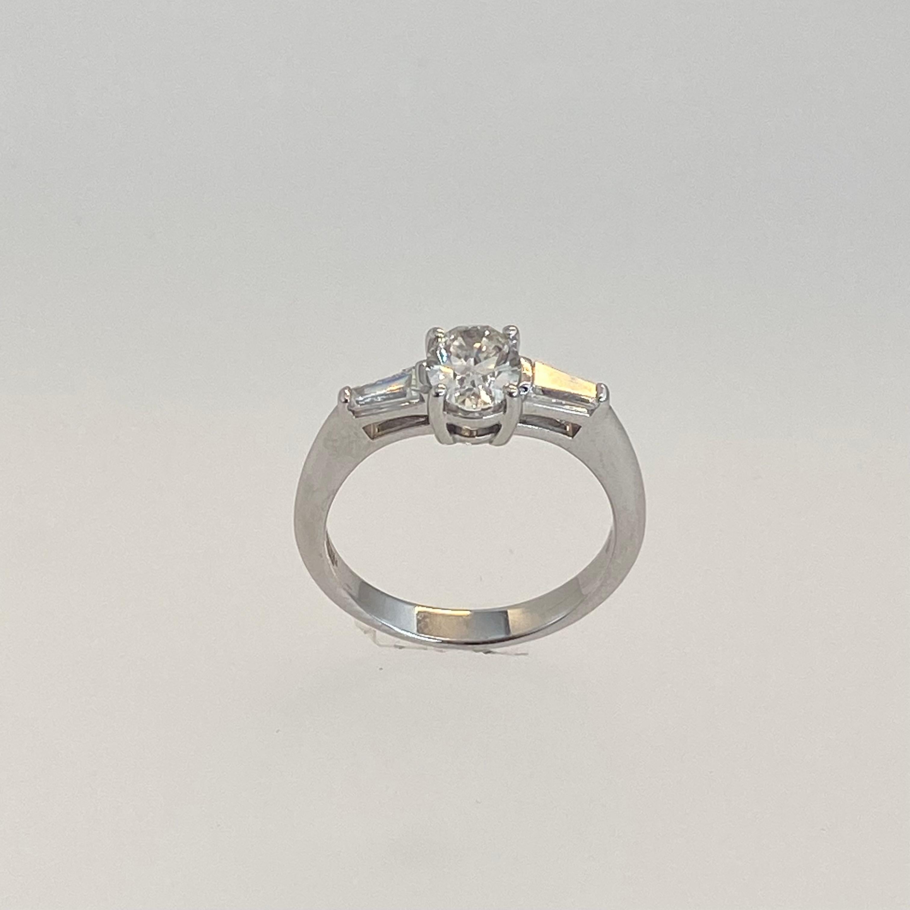 Oval Cut Ct 1.09 Engagement ring, oval cut in 18 kt white gold For Sale