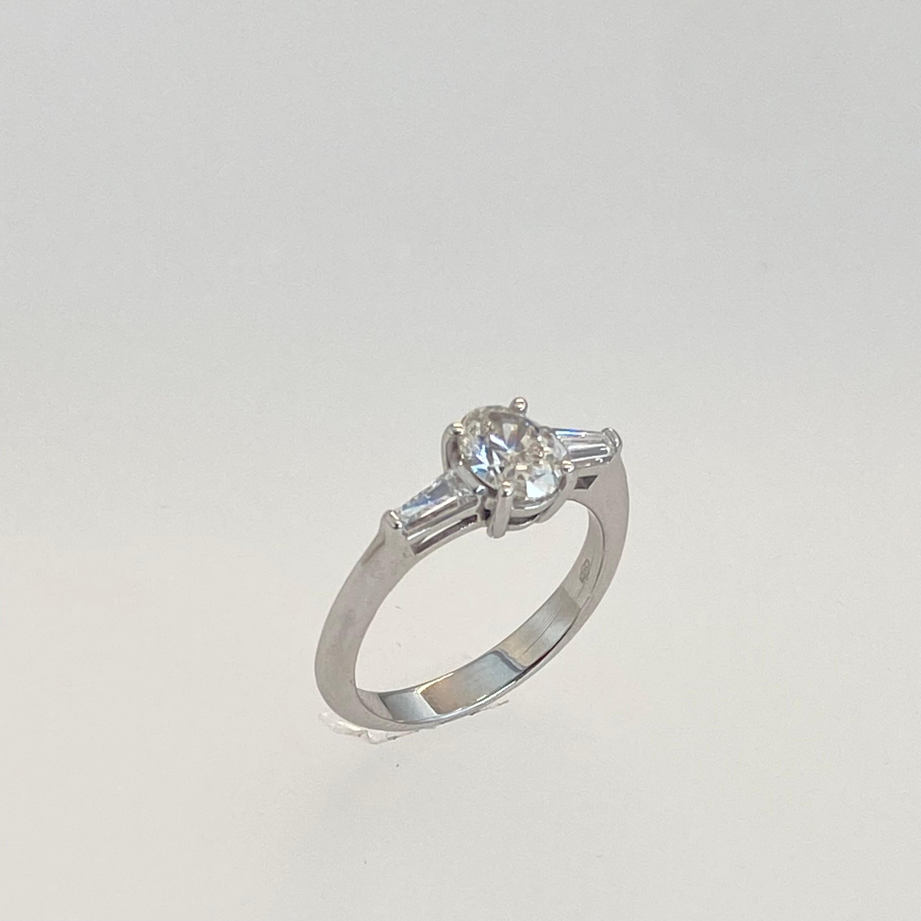Ct 1.09 Engagement ring, oval cut in 18 kt white gold In New Condition For Sale In Milano, IT