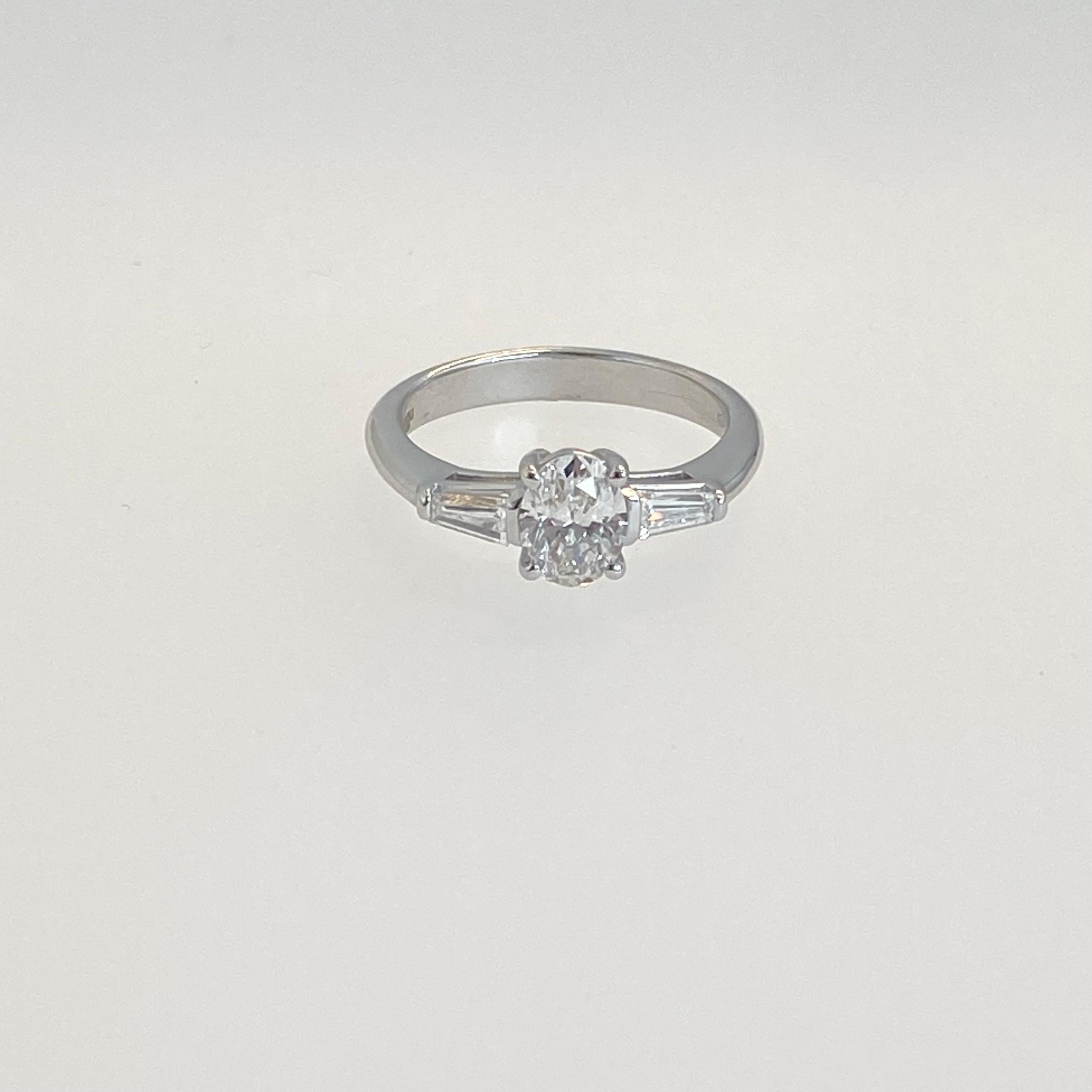 Ct 1.09 Engagement ring, oval cut in 18 kt white gold For Sale 1