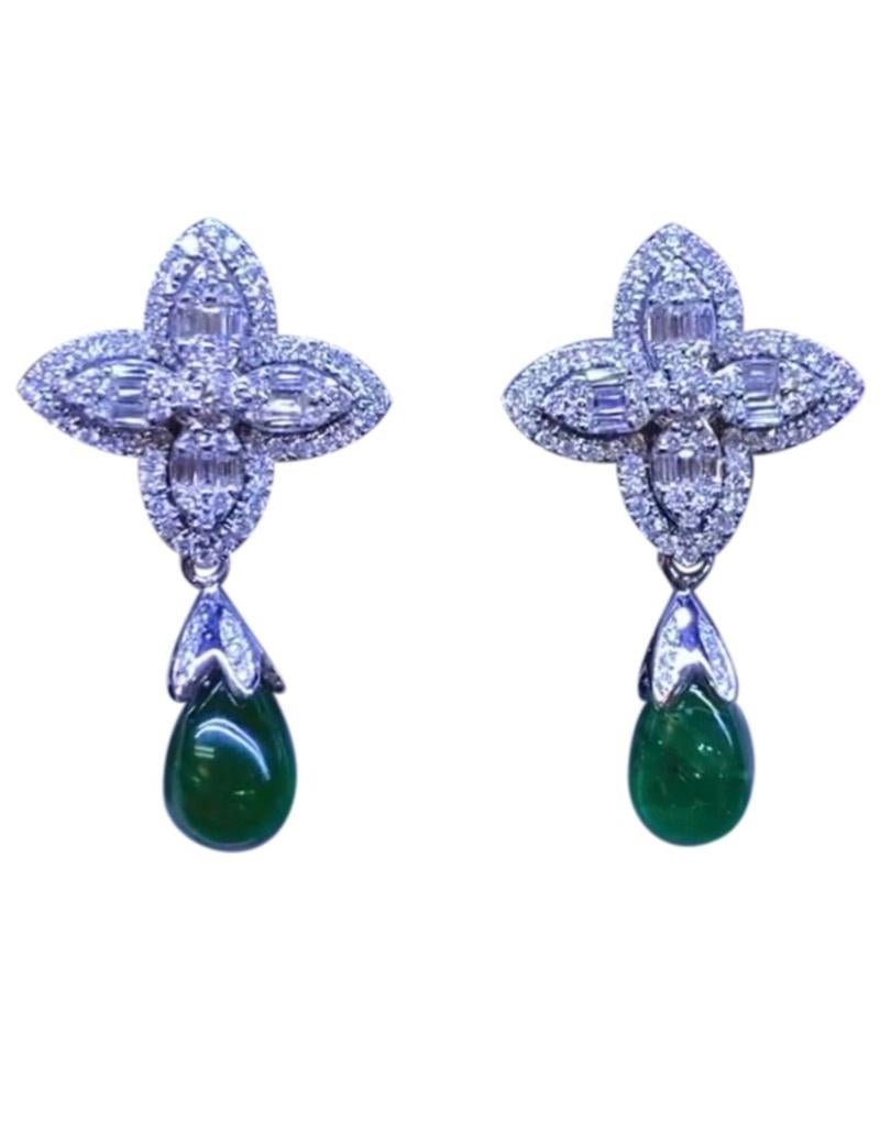 Uno squisito design floreale, così glamour e dallo stile esclusivo.
Gli orecchini sono realizzati in oro 18 carati con due smeraldi naturali dello Zambia, taglio cabochon,  ct 9,22  e diamanti naturali ct 2,12 F/VS di alta qualità. Realizzato a mano