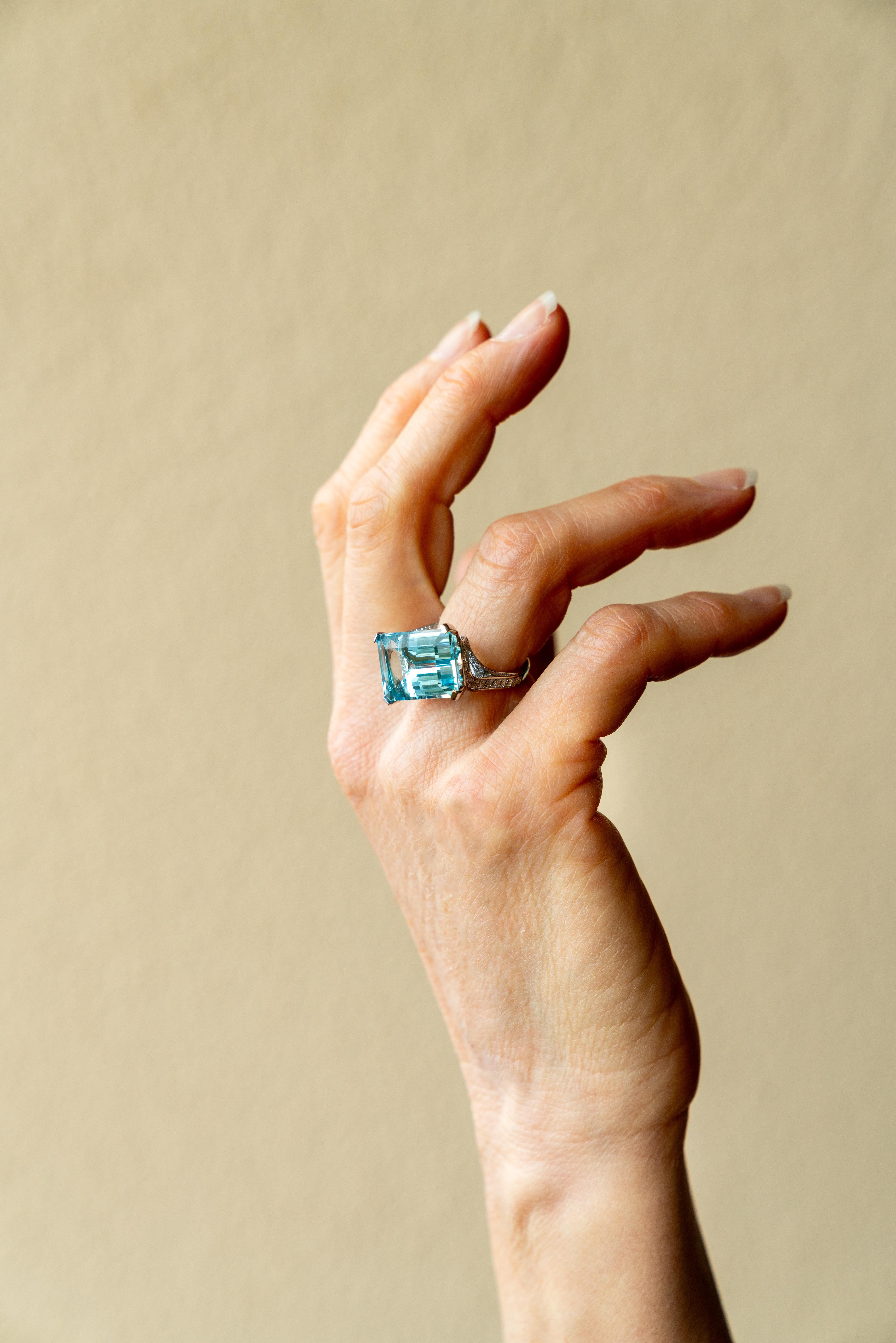 Ct 13.17 Aquamarine White Diamond Cocktail 18Kt Gold Ring Petronilla Made in Italy
J'ai réalisé une élégante bague de cocktail avec une aigue-marine de 13,17 ct positionnée de manière inhabituelle, en biais par rapport à l'axe du doigt.
La bague est