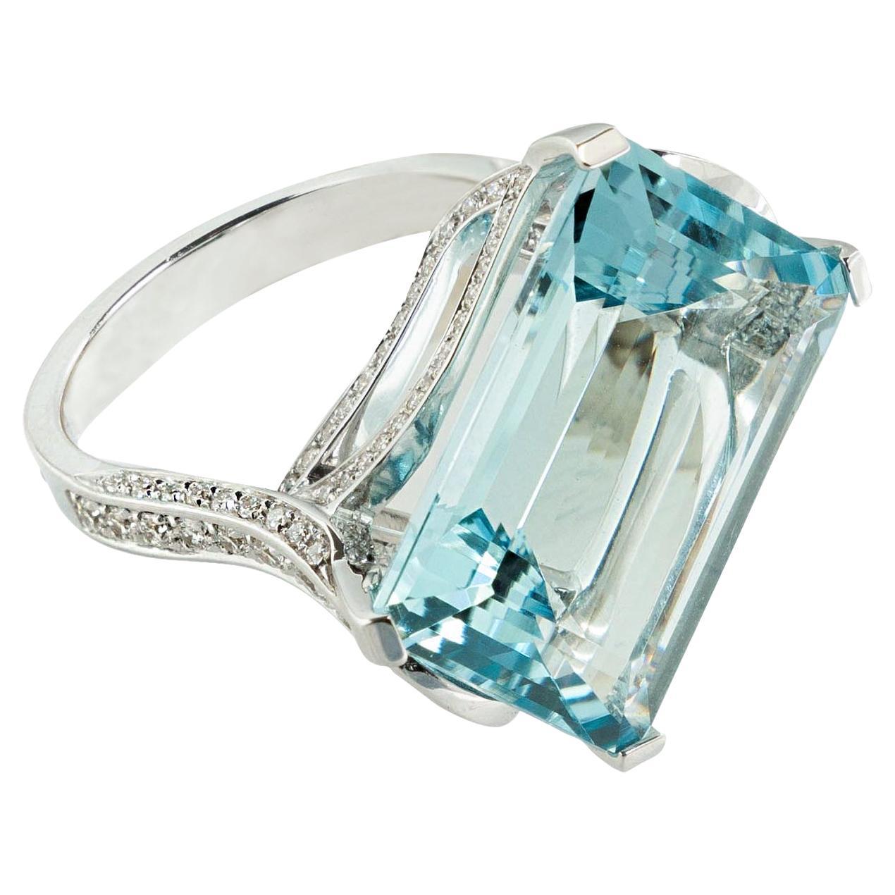 Bague cocktail en or 18 carats avec aigue-marine blanche et diamants 13,17 carats, fabriquée en Italie