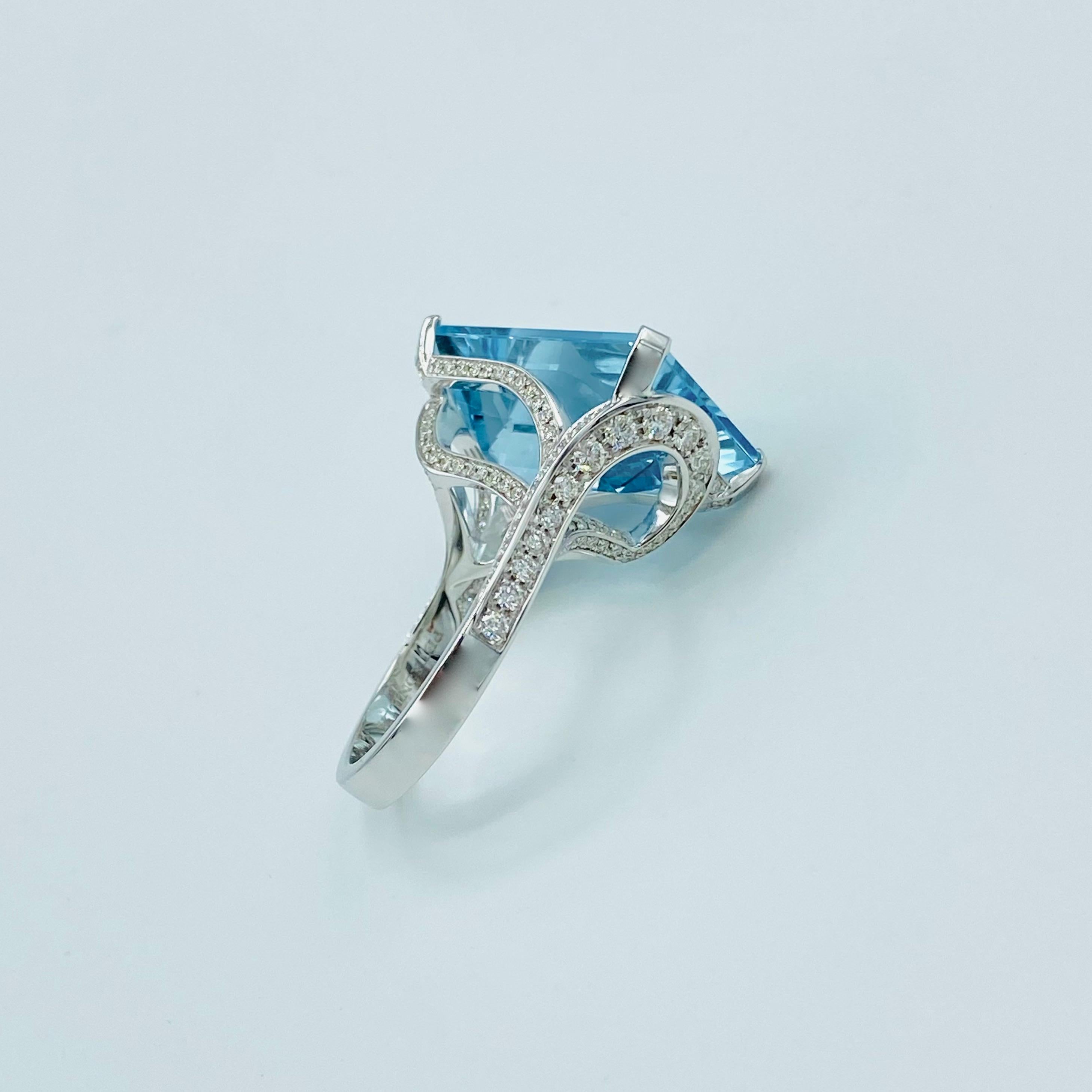 Ct 13.17 Aquamarine White Diamond Cocktail 18Kt Gold Made in Italy Ring For Sale 4