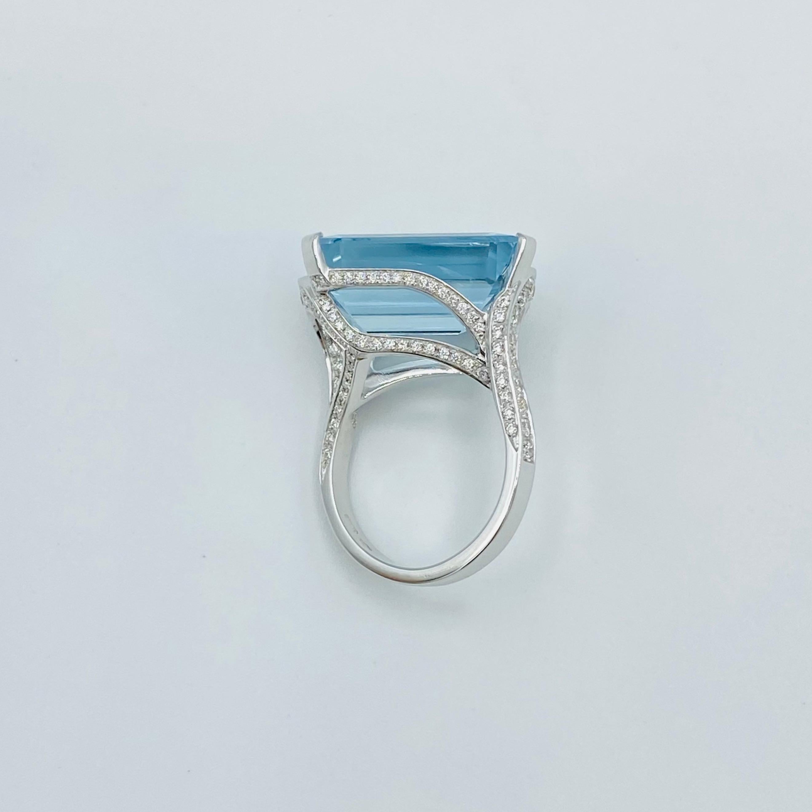Ct 13.17 Aquamarine White Diamond Cocktail 18Kt Gold Made in Italy Ring In New Condition For Sale In Bussolengo, Verona