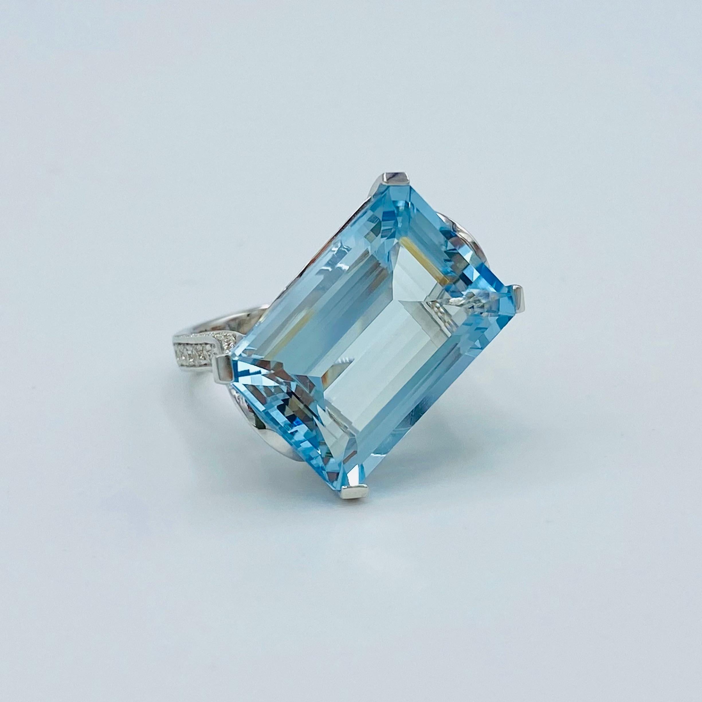 Women's Ct 13.17 Aquamarine White Diamond Cocktail 18Kt Gold Made in Italy Ring For Sale