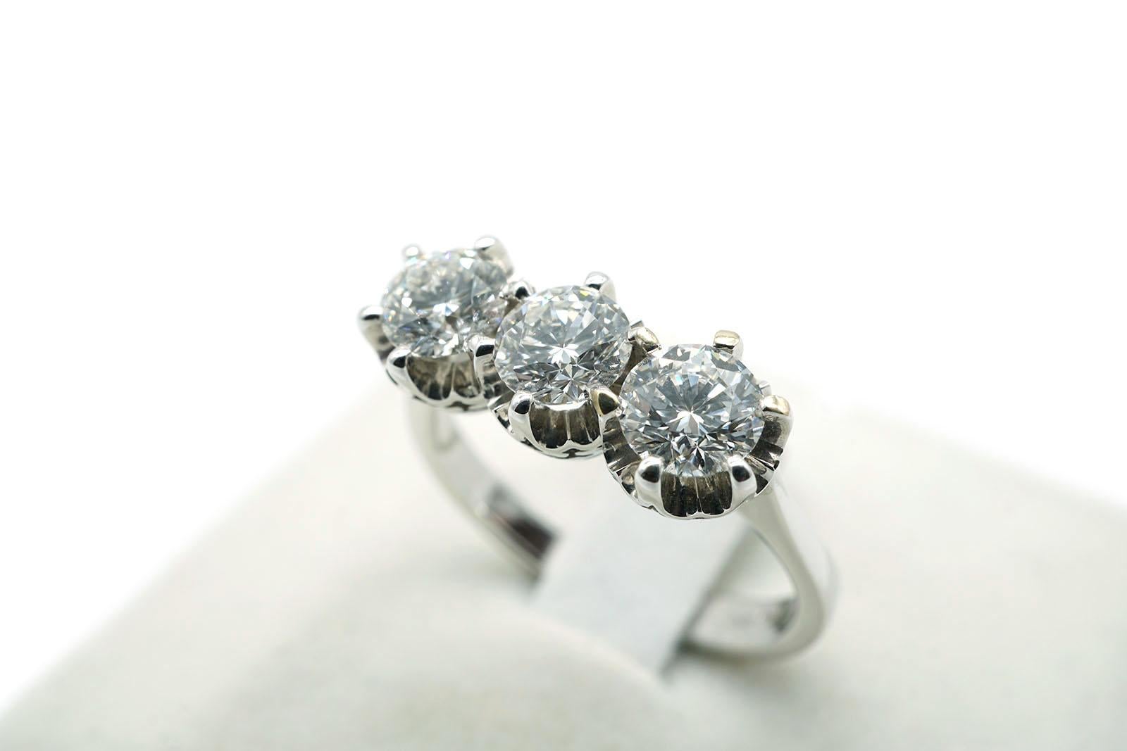 Ct 1.52 Diamonds White Gold Vintage Trilogy Ring  In New Condition For Sale In Cattolica, IT