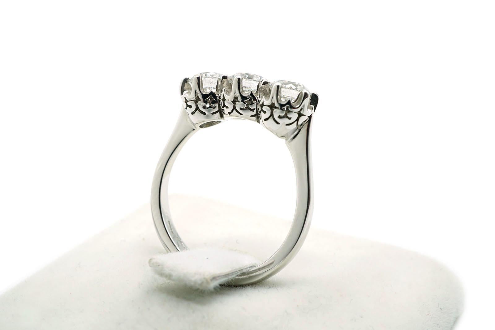 Women's or Men's Ct 1.52 Diamonds White Gold Vintage Trilogy Ring  For Sale
