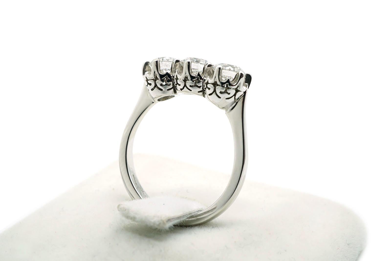 Women's or Men's Ct 1.52 Diamonds White Gold Vintage Trilogy Ring For Sale