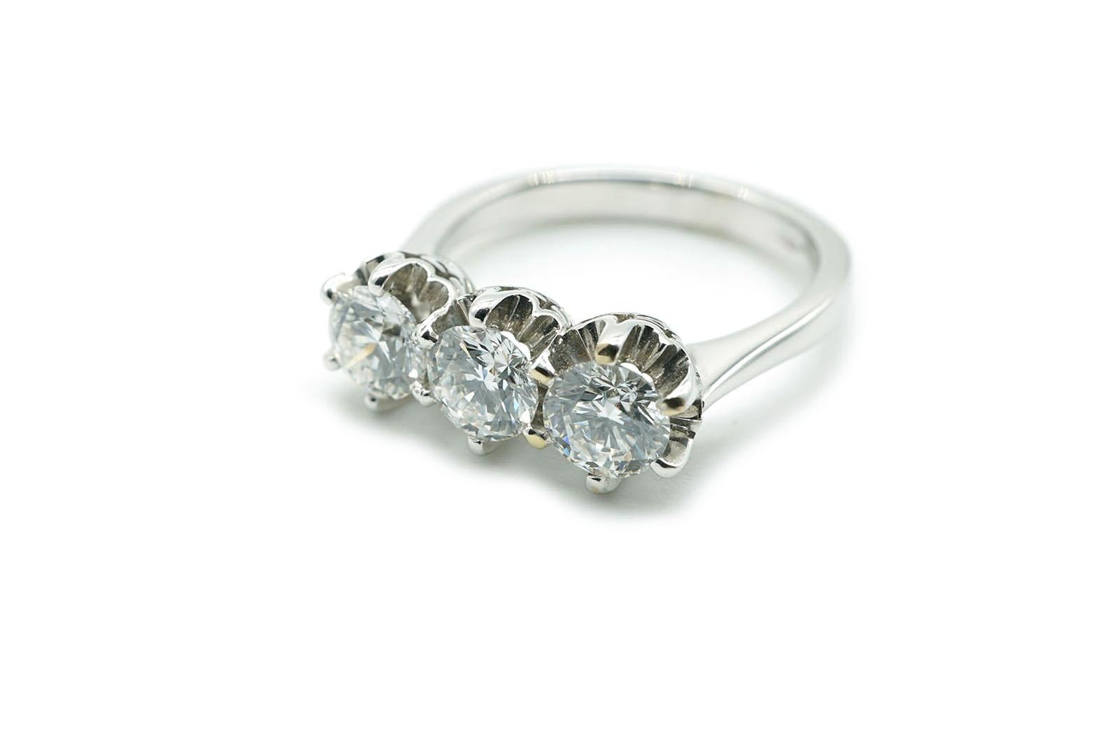 Ct 1.52 Diamonds White Gold Vintage Trilogy Ring  For Sale 2
