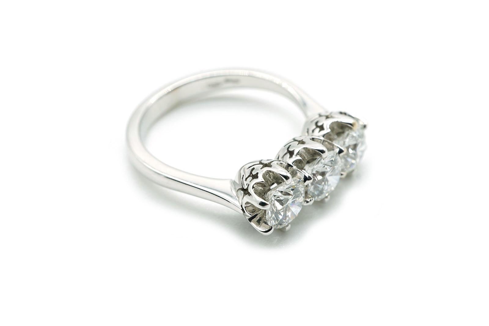 Ct 1.52 Diamonds White Gold Vintage Trilogy Ring  For Sale 3