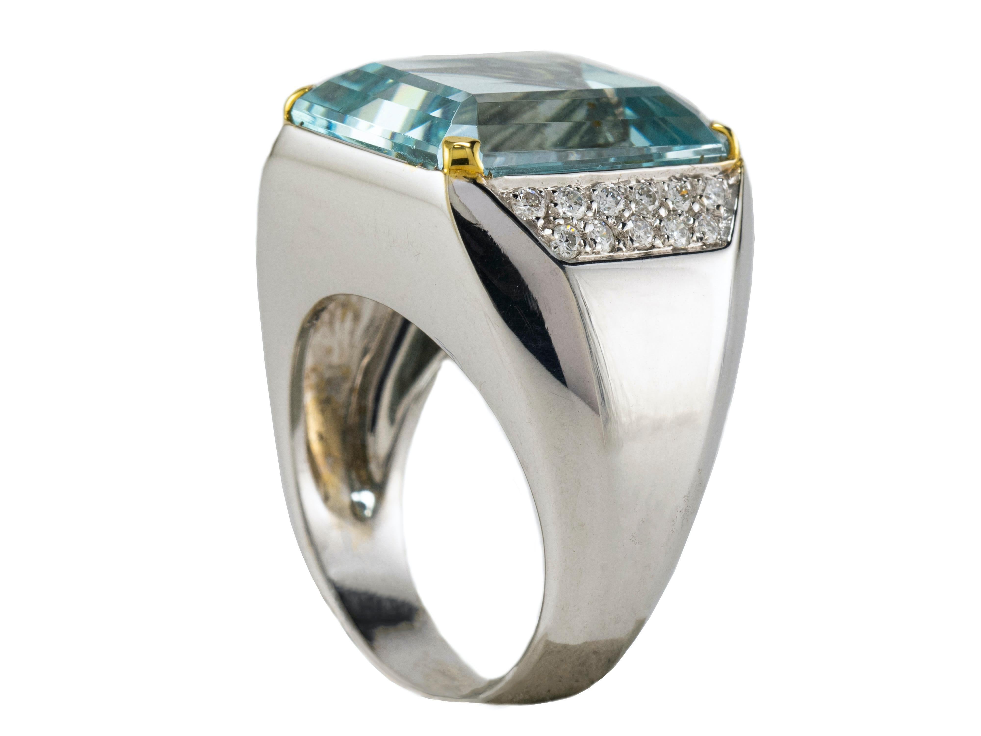 A beautiful and sparkling color combination of white and blue stones.
This cocktail ring has a very fine manufacture and it is a unique piece.
The Aquamarine has a very balanced color, it is almost without inclusions in its inside.
The Aquamarine