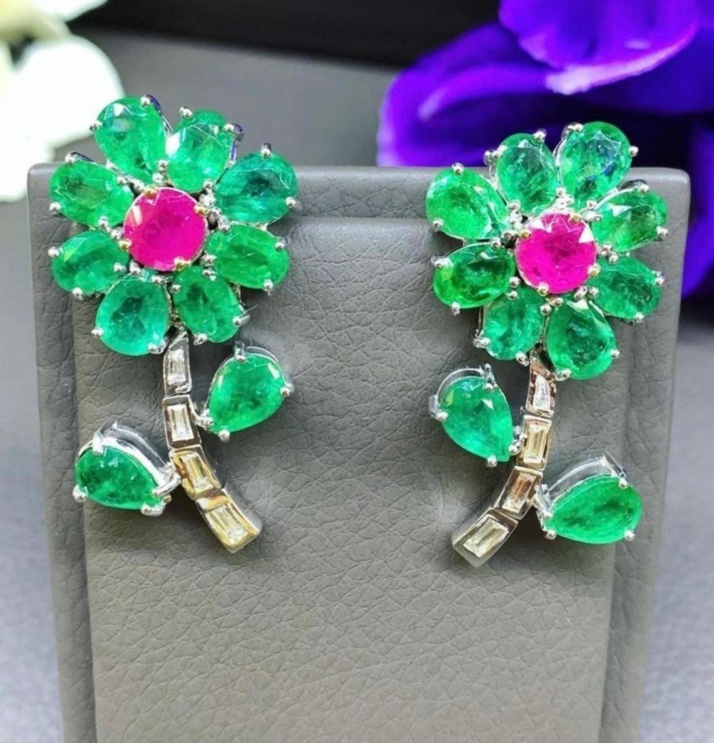 An exquisite flowers 🌺 design, so chic and original, in 18k gold with two Burma rubies ct 2,56, Zambia emeralds ct 18,43 and baguettes cut diamonds ct 0,64 F/VS.
Handmade by artisan goldsmith.
Excellent manufacture.

Very crazy price for last piece