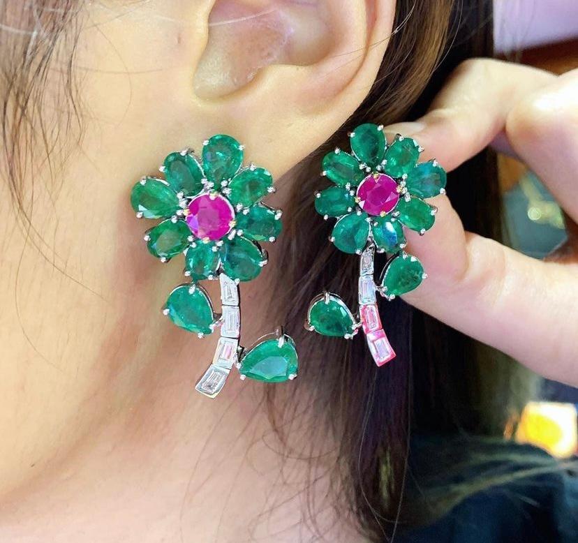 Ct 21,63 Zambia Smaragde, Rubine und Diamanten auf Ohrringe im Zustand „Neu“ im Angebot in Massafra, IT