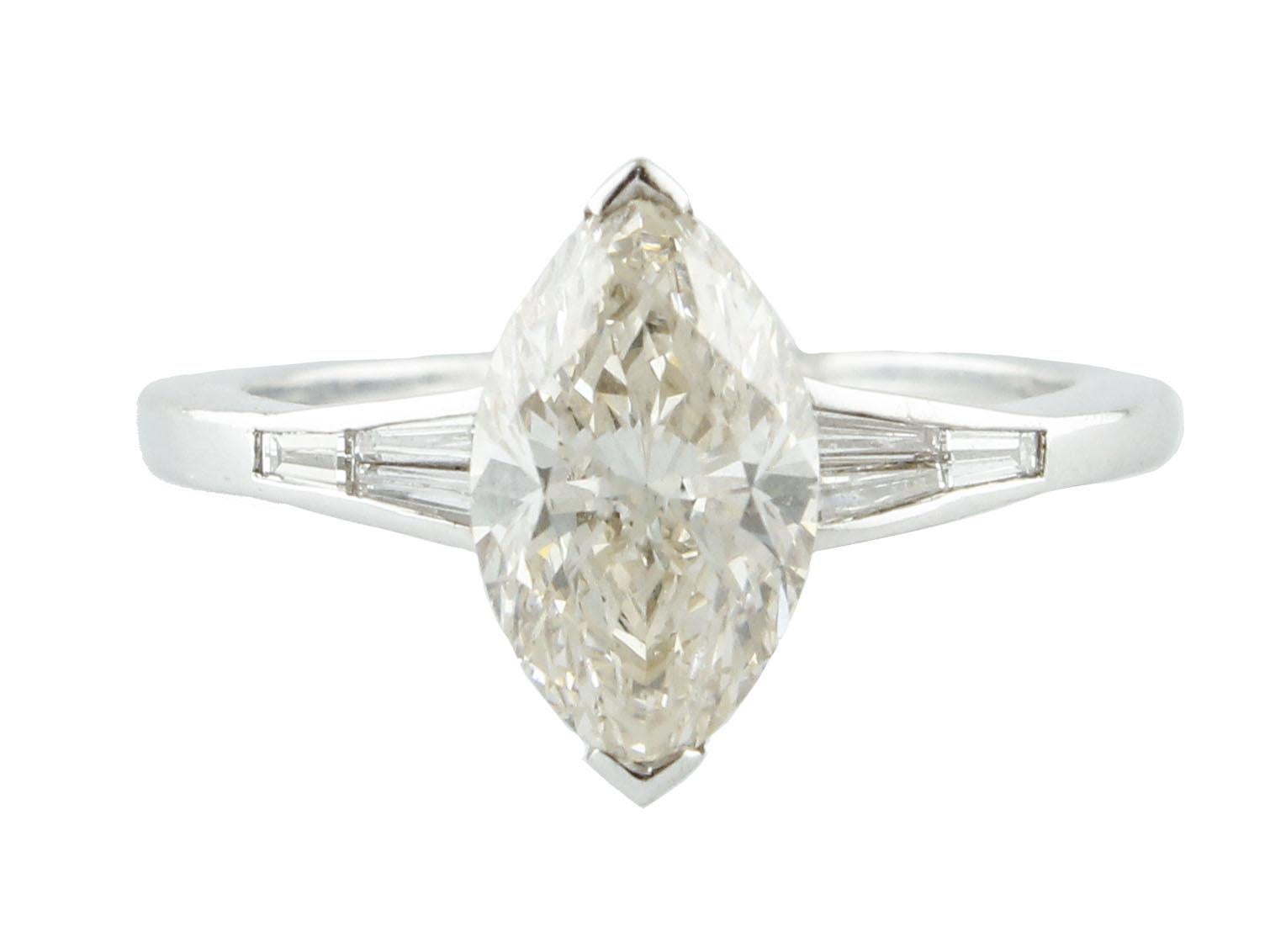 Anillo solitario de oro blanco de 18 quilates compuesto por un diamante central perfilado con dos diamantes incrustados a ambos lados.
Diamantes marquesa 2,20  ct
Diamantes 0,25 ct
peso total 3.7gr
RF  +UFRUA ( CERT)

Para cualquier consulta,