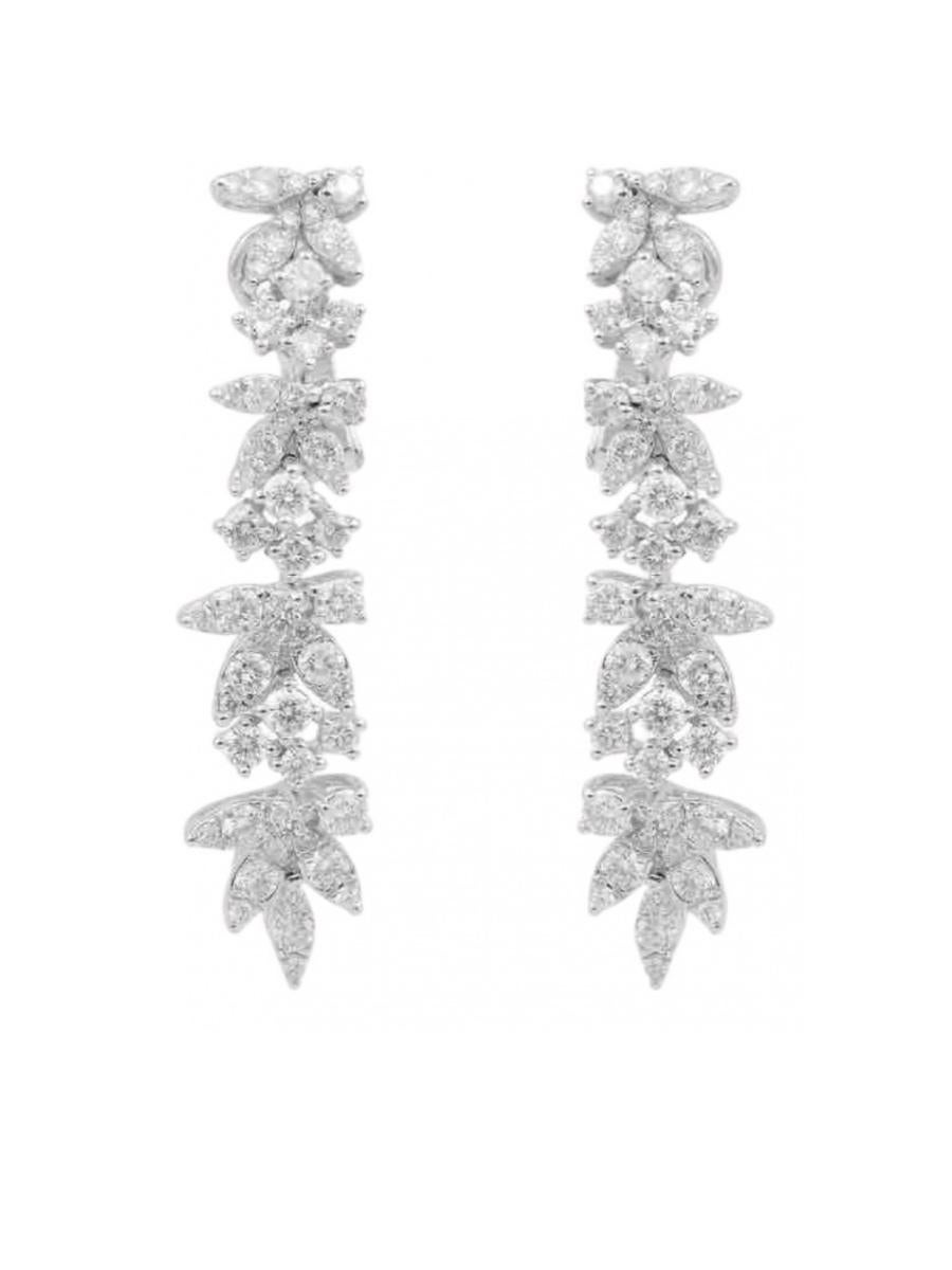 An exclusive pair of earrings in flowers design, so   glamour and sophisticated style, by Italian designer.
Earrings come in 18k gold with natural diamonds in round brilliant cut of 3,20 carats, H/SI .
Handcrafted by artisan goldsmith.
Excellent