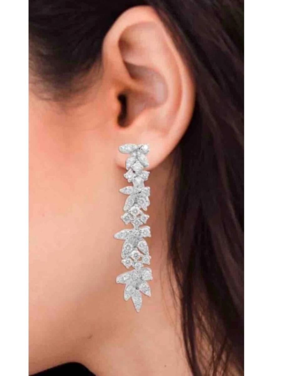 Contemporary Certified 3.20 Carats Diamonds 18K Gold Earrings  For Sale