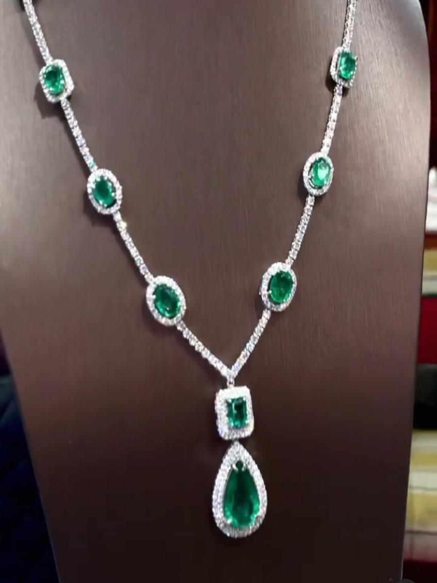 Ct 32, 40 Smaragde und Diamanten aus Zambia auf Halskette aus Gold (Art déco) im Angebot