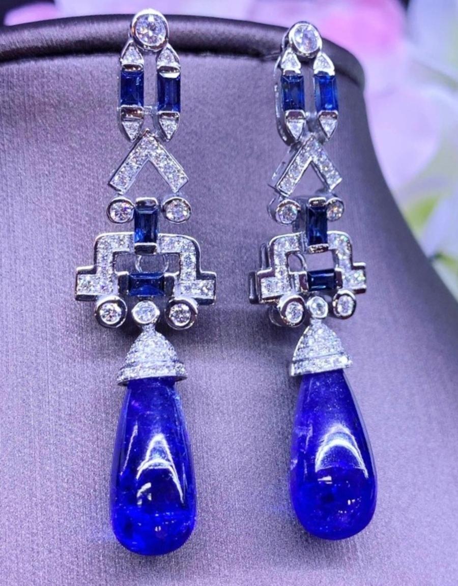Magnificent Art Decô design in 18k with two tanzanites cabochon cut ct 33,20 , baguettes Ceylon sapphires ct 2,30 and round brilliant cut diamonds ct 2,25.
Handmade by Italian artisan.
Excellent manufacture.
Length about 5 cm.

Note: on my shipment,