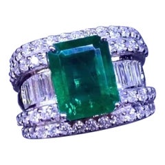 AIG Certified 4.80 Carats Zambian Emerald   1.71 Carats Diamonds  18K Gold Ring