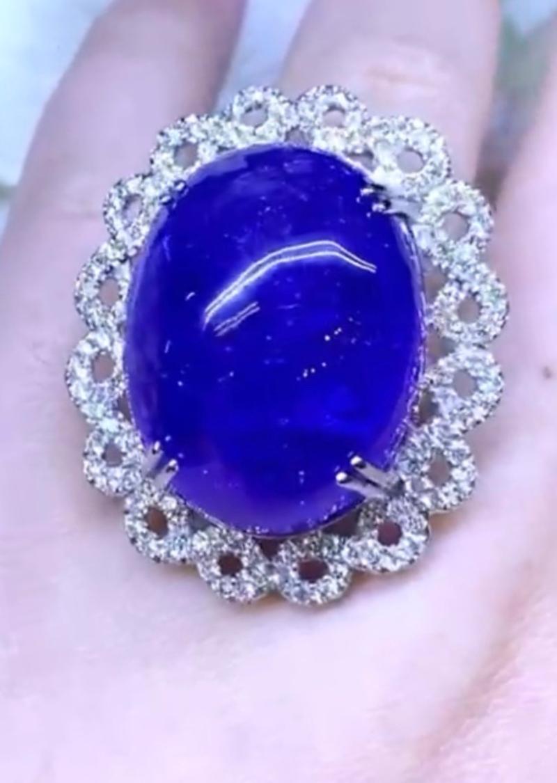 Pièce très étonnante ! Enorme tanzanite naturelle de ct 76 de taille ovale et diamants ronds de taille brillant de ct 1,78 F/VS sur une bague en or 18k.
Complet avec certificat.