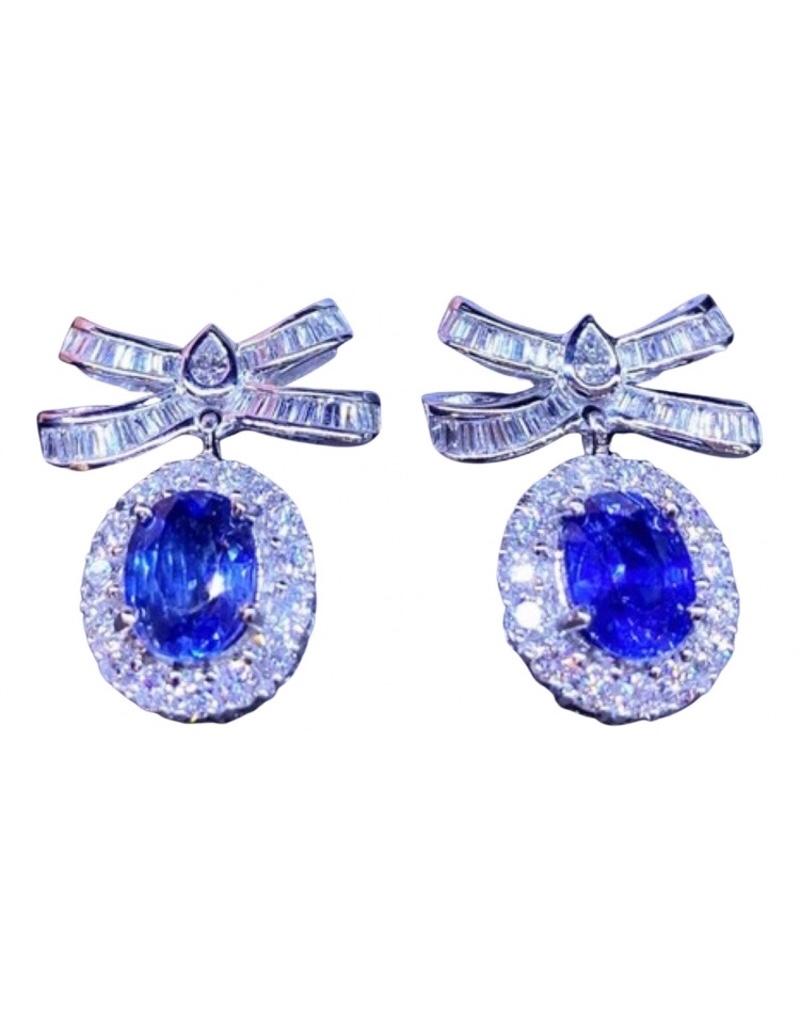 A Magnificent design , so chic and refined, by Italian designer. 
Earrings come in 18k gold with  two pieces of natural vivid blu Ceylon sapphires in oval cut , 
ct 4,67 , fine grade, and natural diamonds in baguettes and round brilliant cut ct 3,45