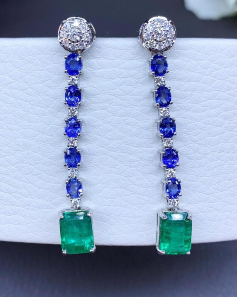 Amazing earrings in 18k gold with natural emeralds from Zambia ct 4,40 , Ceylon vivid blu sapphires oval cut and round brilliant cut diamonds ct 0,70 F/VS.
Handmade Jewels. Top quality.