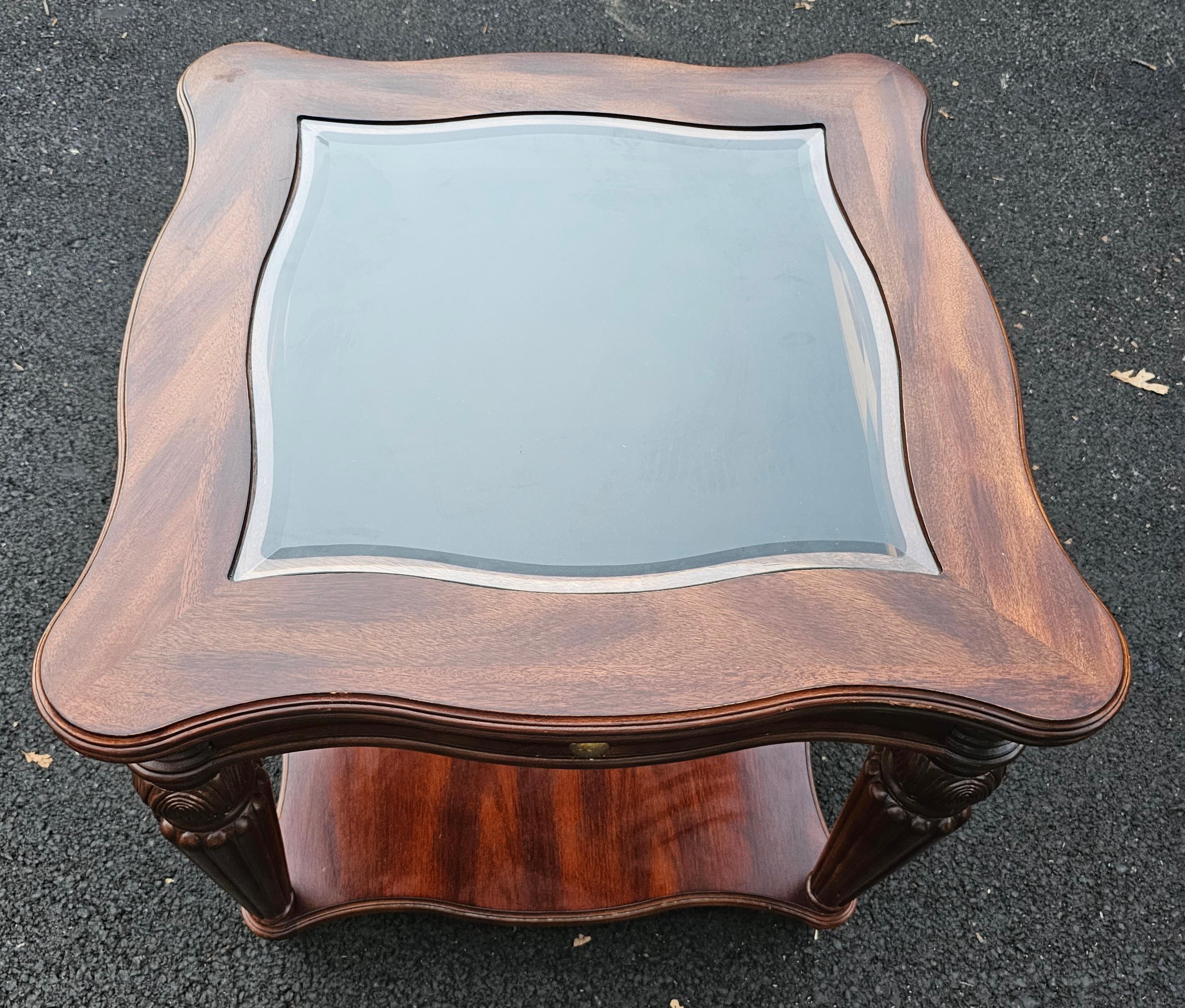 CTH Sherrill Occasional Mahogany Glass Top Display  Table d'appoint en vente 2