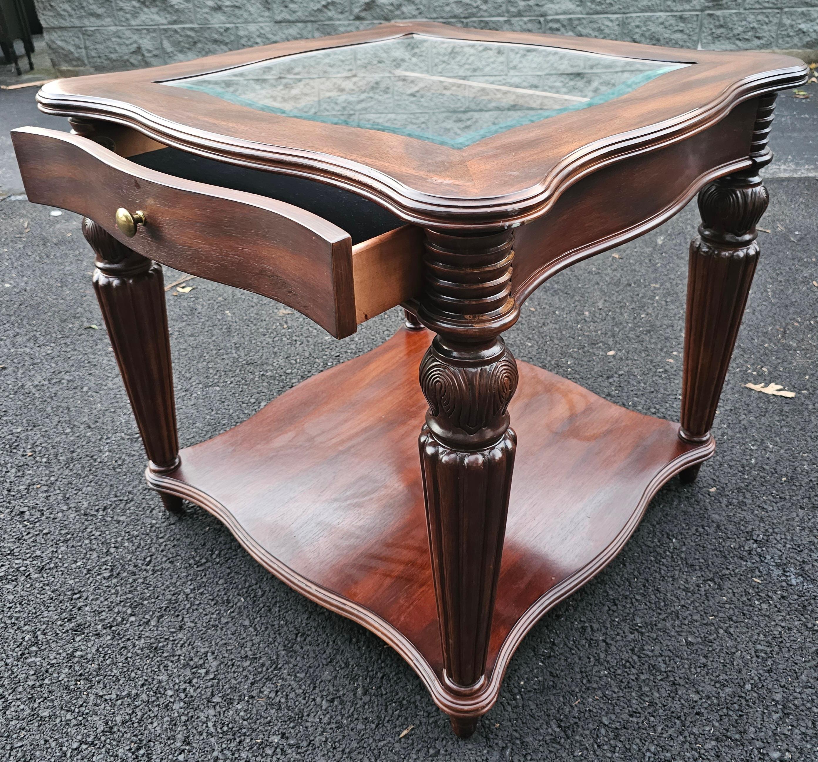 An exquisite magogany occasional display side table by Sherrill Furniture company. . Excellent vintage condition. Measures 29