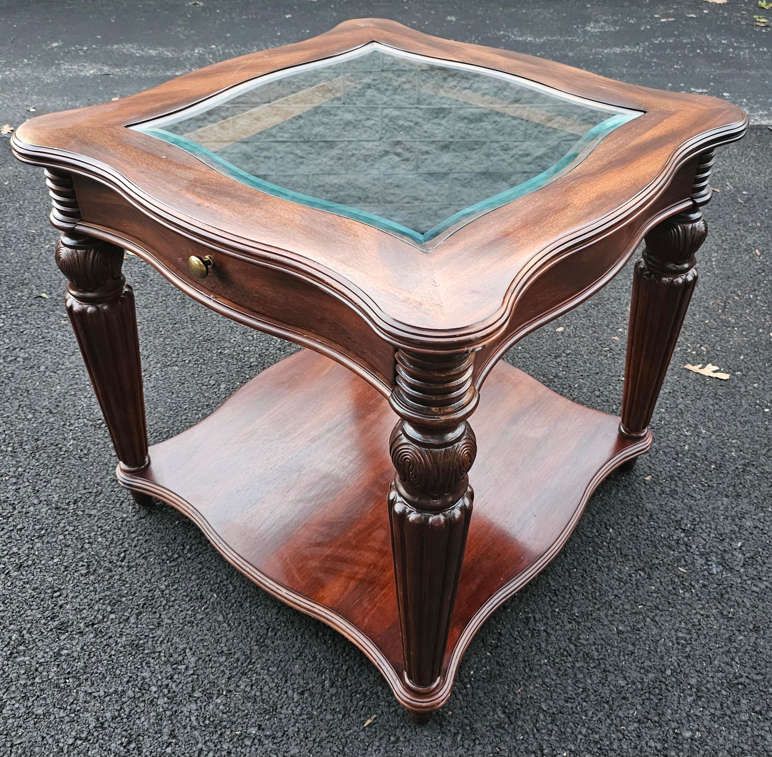 Moderne CTH Sherrill Occasional Mahogany Glass Top Display  Table d'appoint en vente