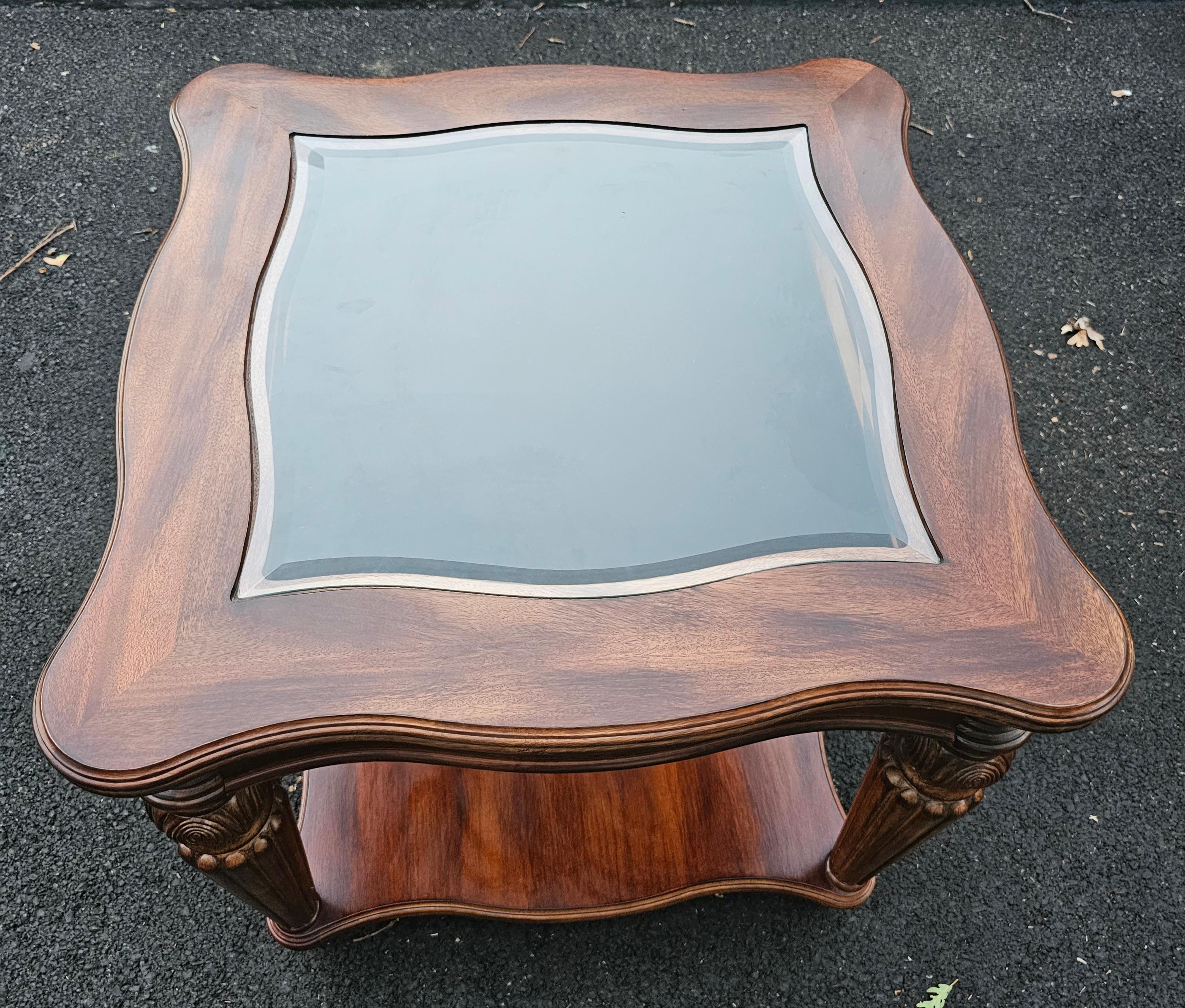 CTH Sherrill Occasional Mahogany Glass Top Display  Table d'appoint Excellent état - En vente à Germantown, MD