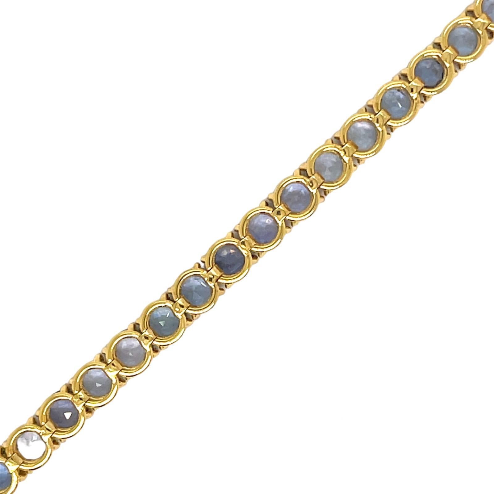 Fabuleux bracelet en or jaune 9 carats serti de 10,65 carats de saphirs bleus naturels à taille rose, pesant 0,25 carat chacun (4,0 mm).
Cette pièce est conçue et fabriquée dans nos laboratoires, grâce à des techniques et procédés anciens, ce qui la