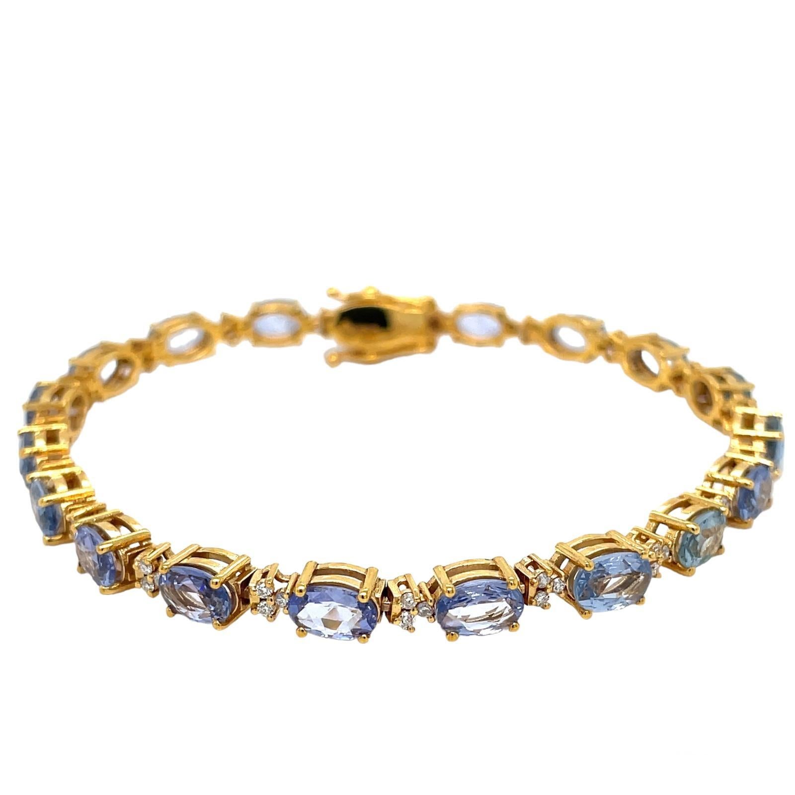 Magnifique bracelet en or rose massif 9 K et serti de 13,65 carats de saphirs naturels bleus clairs, ovales et taillés en rose, pesant 0,70 carat chacun.  et avec des diamants étincelants, poids total 0,40 ct (pureté VS, couleur G).
Cette pièce est