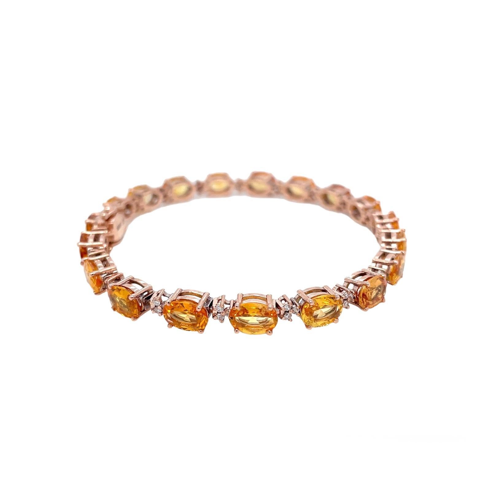 Fabuleux bracelet en or rose 9 carats serti de 16 carats de saphirs Padparadsha naturels ovales et taillés en rose, pesant 0,85 carat chacun, et de diamants étincelants, d'un poids total de 0,50 carat (pureté VS, couleur G).
Cette pièce est conçue