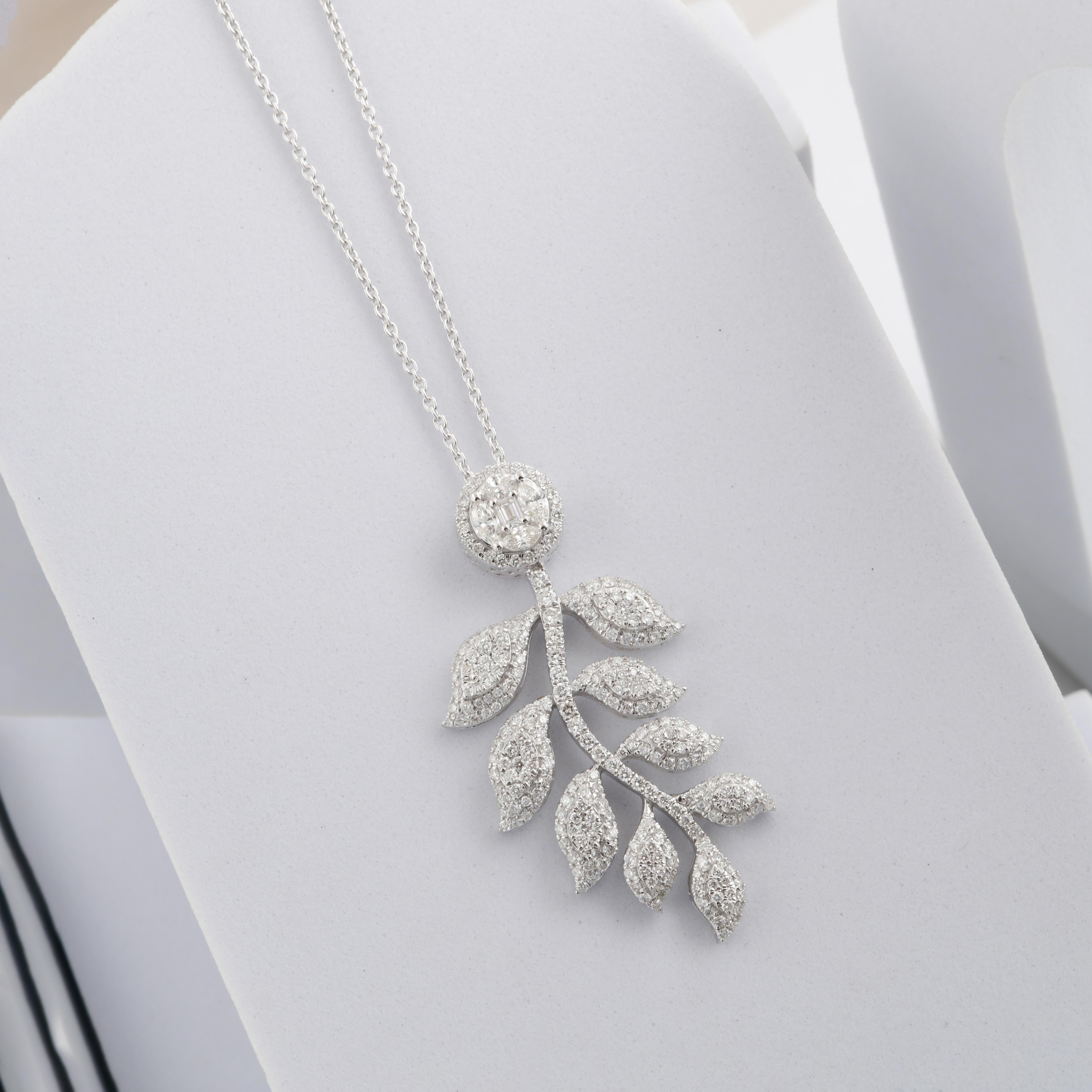 CTW 2.82 SI Clarity HI Color Diamond Pave Floral Pendant Necklace 14k White Gold In New Condition For Sale In Diera, Dubai