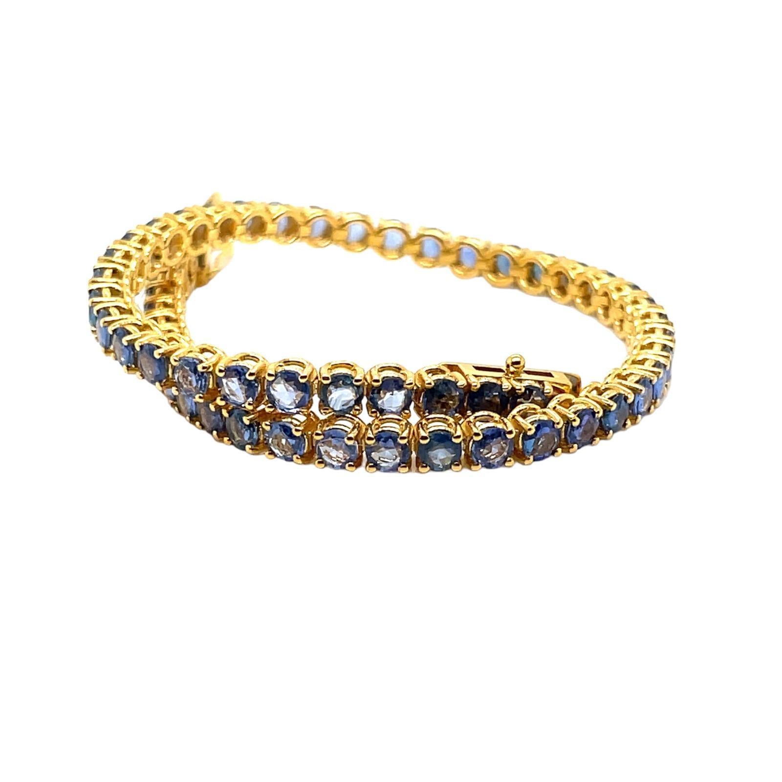 Fabulosa e importante pulsera a estrenar realizada en oro amarillo macizo de 9 kt y engastada con 6,00 quilates de zafiros azules naturales de corte rosa vivo, con un peso de 0,10 quilates cada uno (3,4 mm).
Esta pieza está diseñada y elaborada en